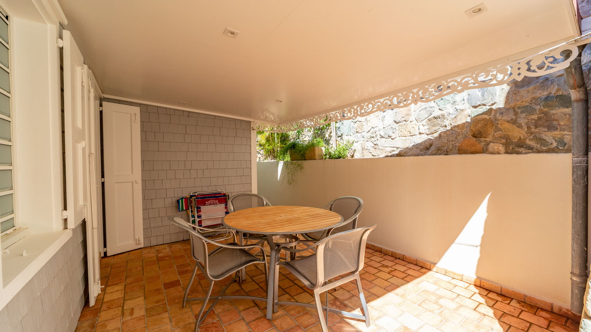 KITCHEN & OUTDOOR DINING AREAS