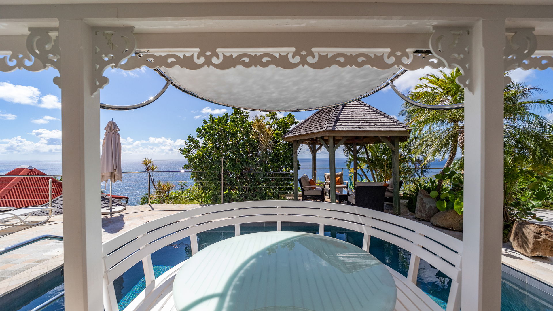 KITCHEN & OUTDOOR DINING AREAS