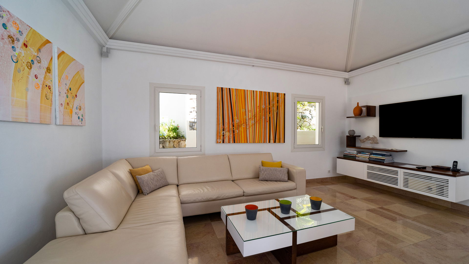 LIVING & INDOOR DINING AREAS