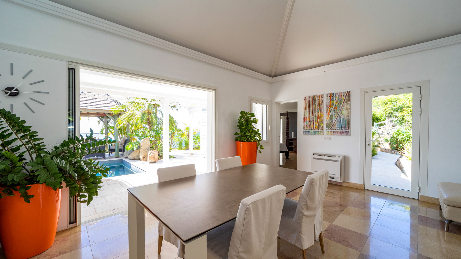LIVING & INDOOR DINING AREAS