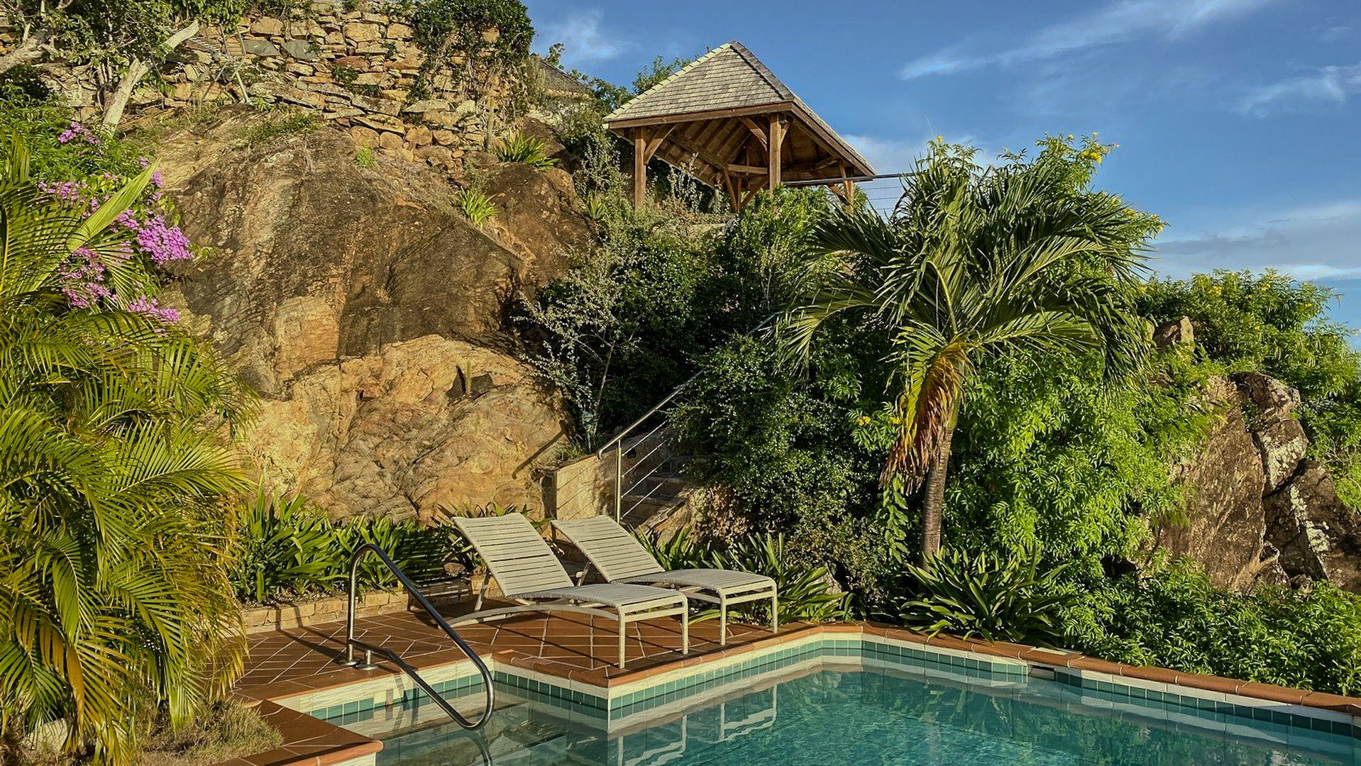 POOL & TERRACE