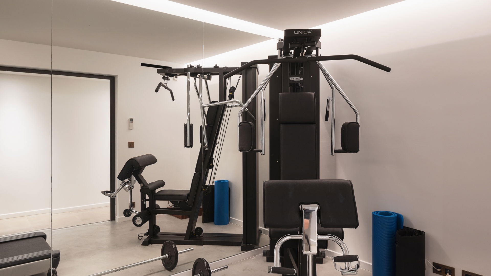 FITNESS ROOM