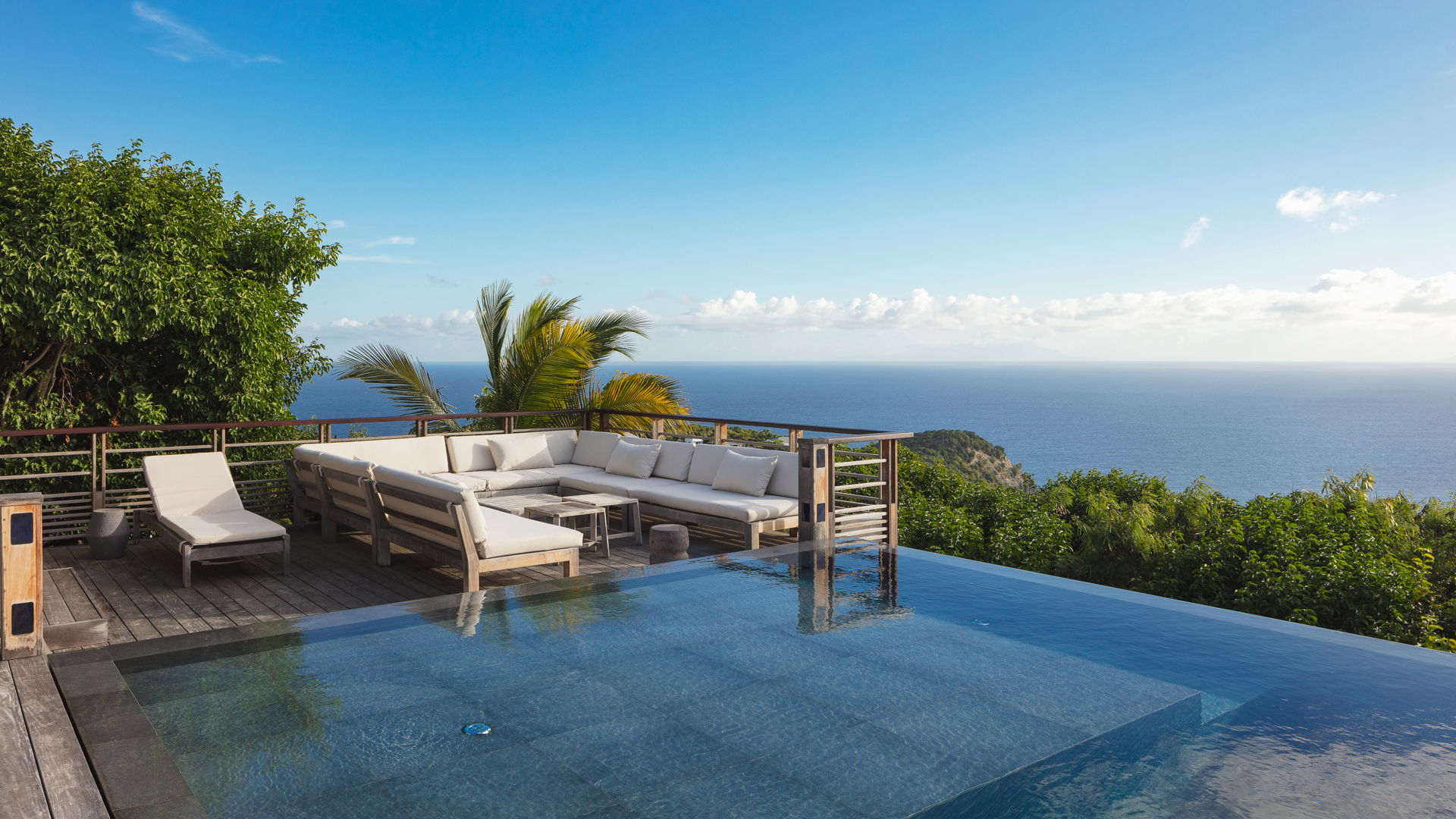 OUTDOOR LOUNGE AREA