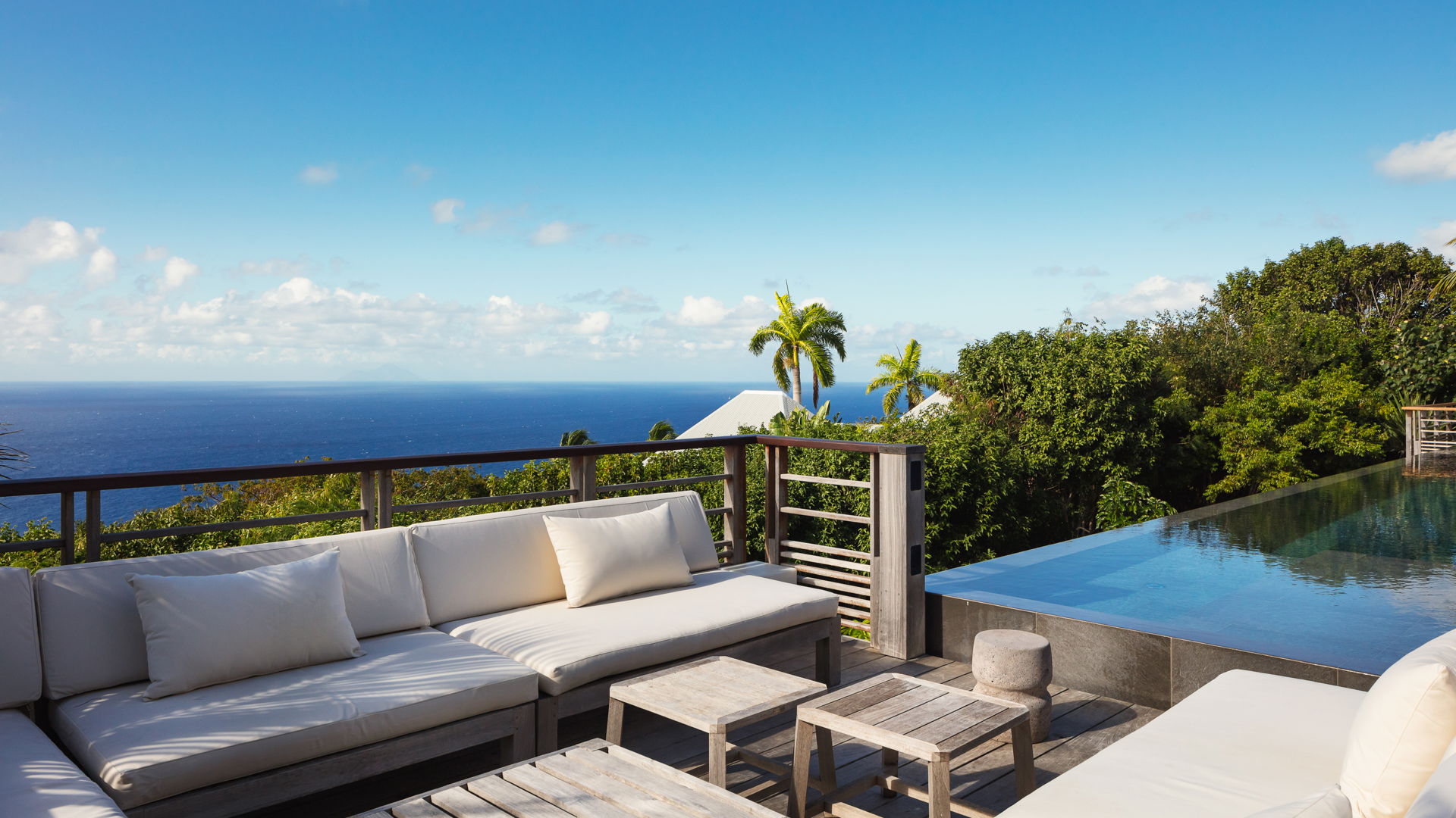 OUTDOOR LOUNGE AREA