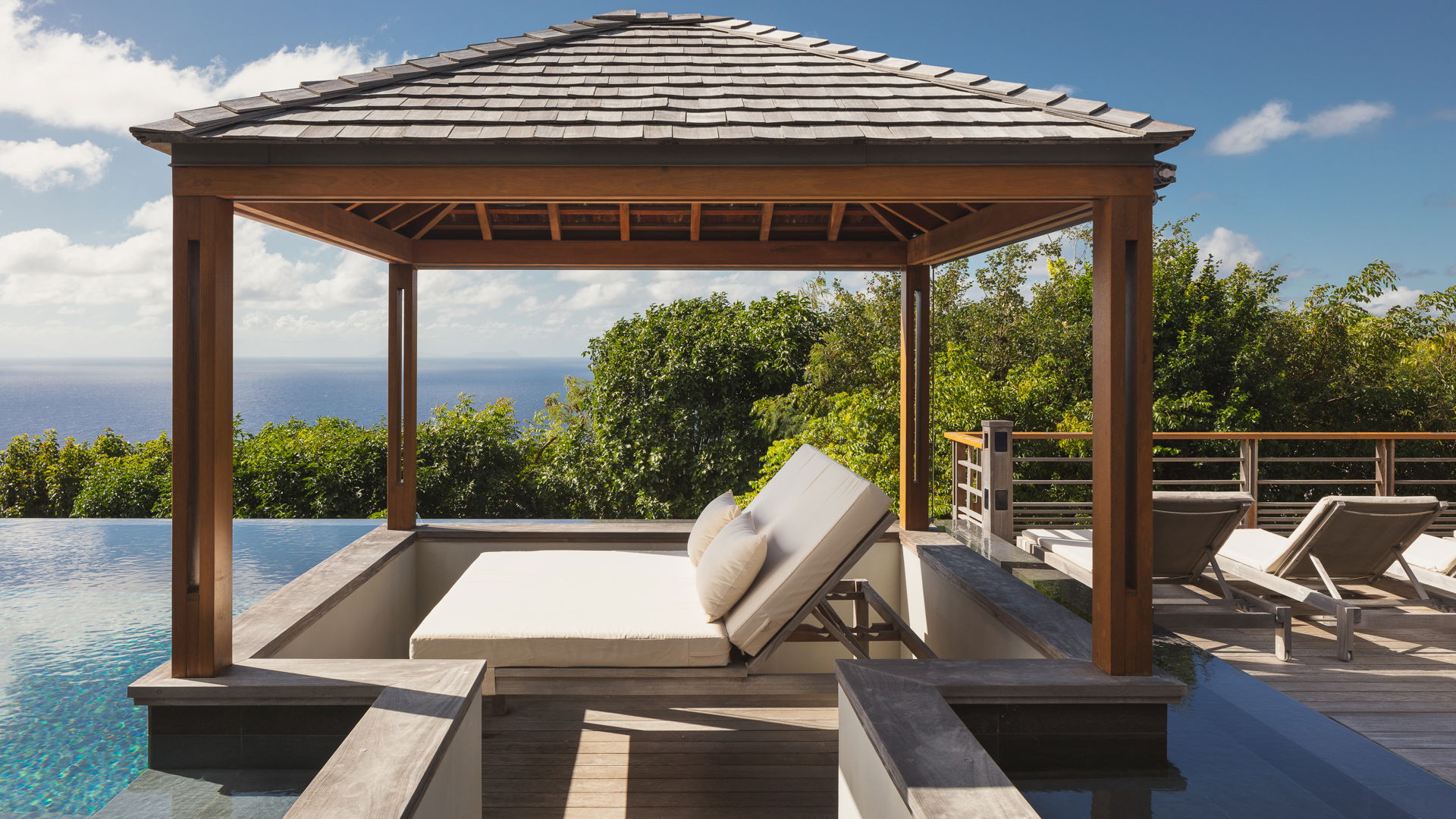 POOL & TERRACE