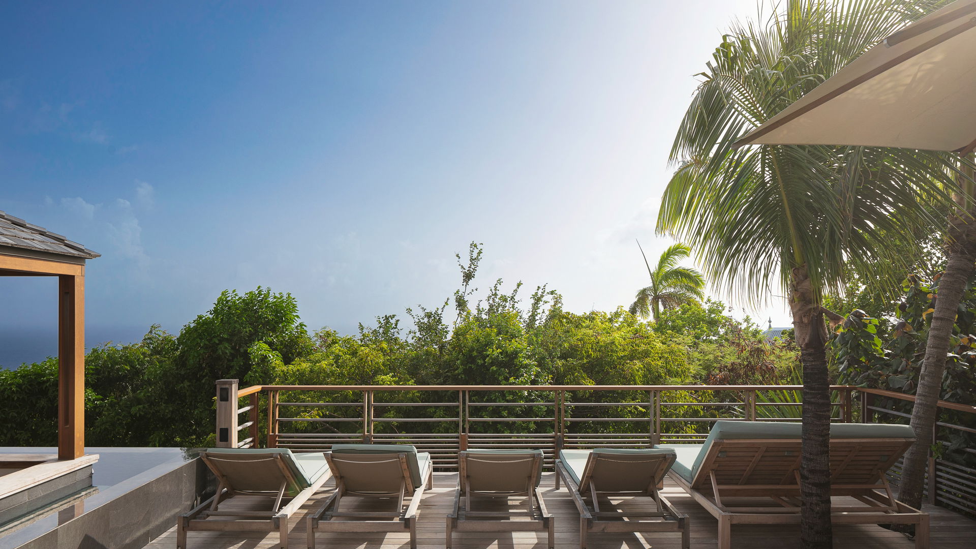 POOL & TERRACE