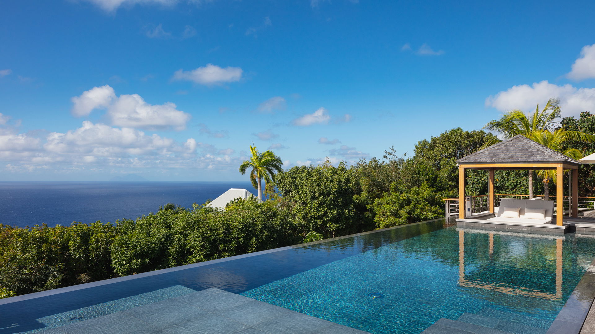 POOL & TERRACE