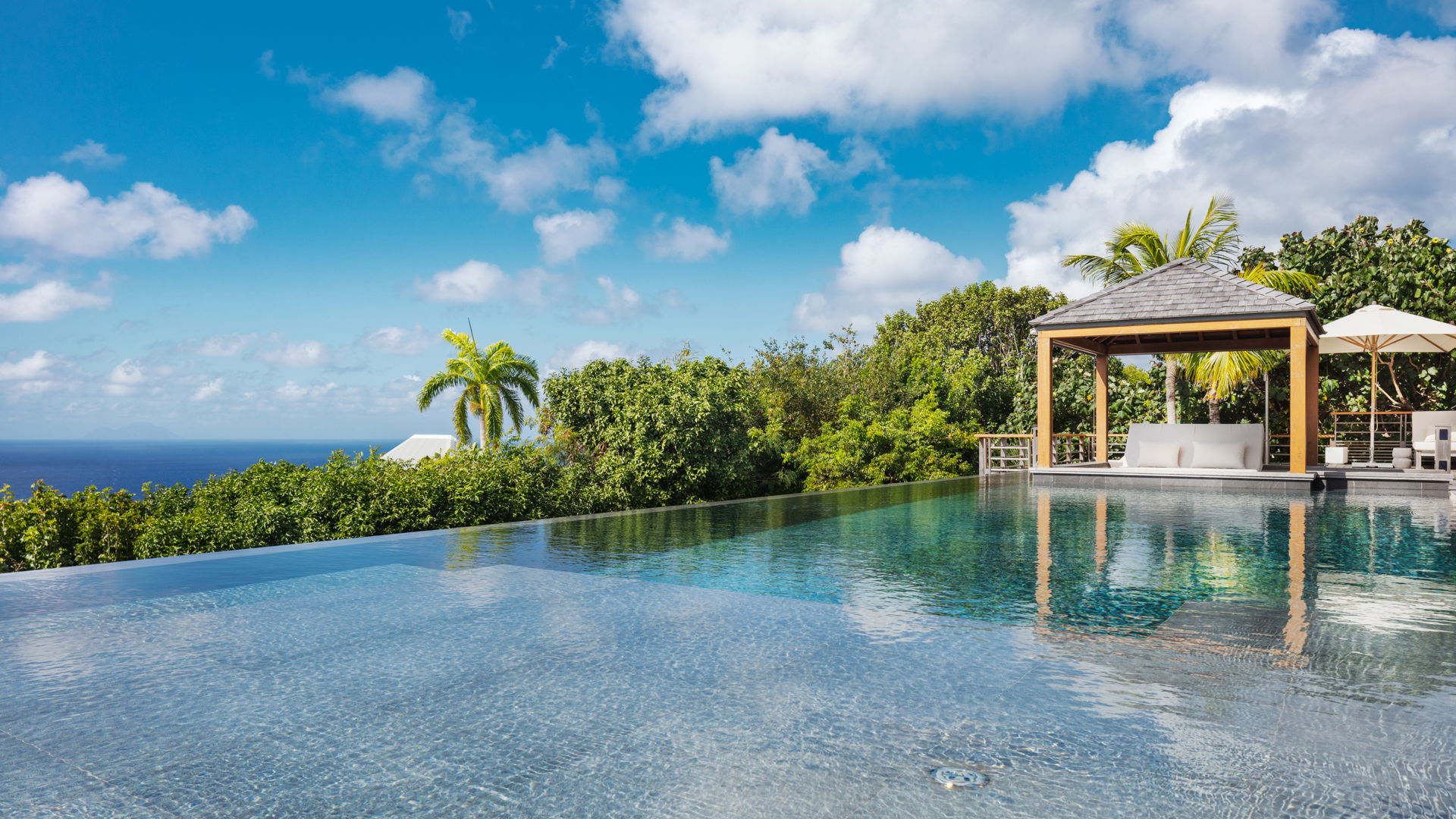 POOL & TERRACE