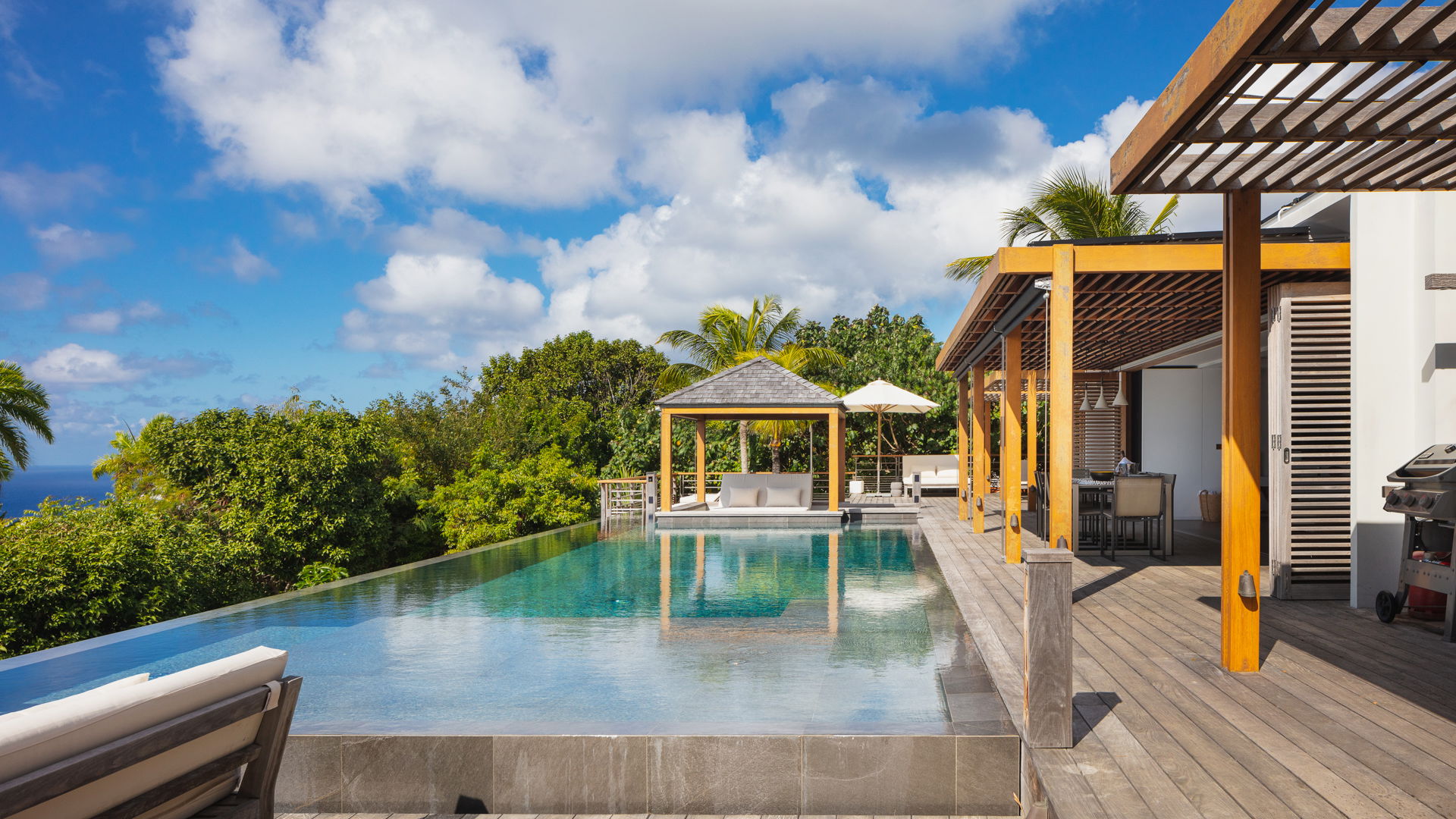 POOL & TERRACE