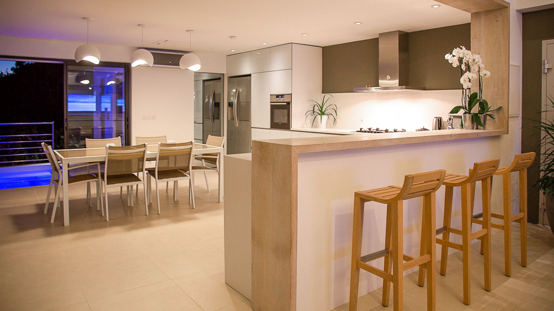 KITCHEN & DINING AREA