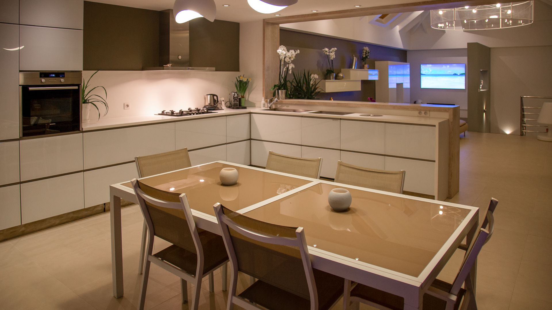 KITCHEN & DINING AREA