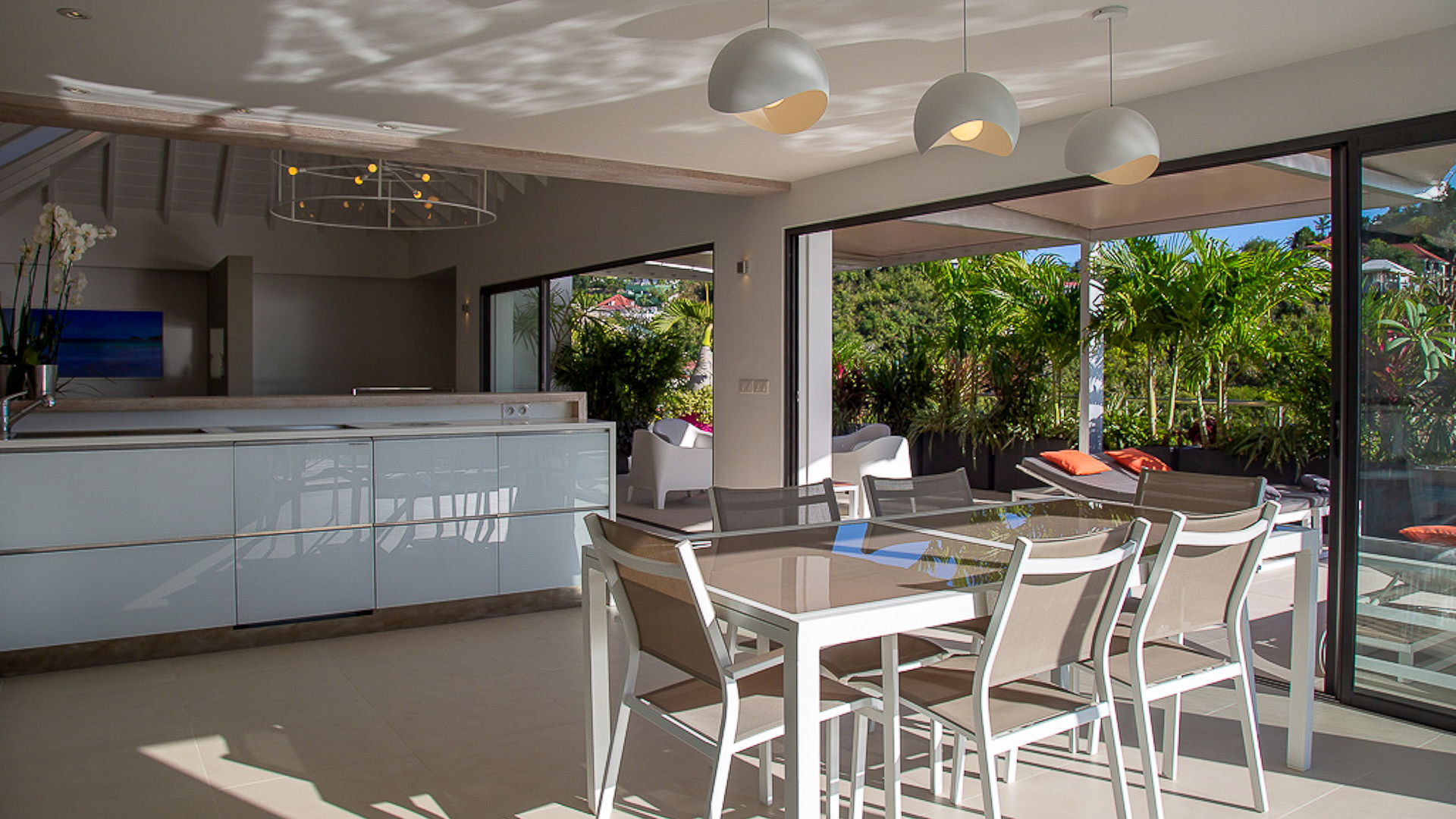 KITCHEN & DINING AREA