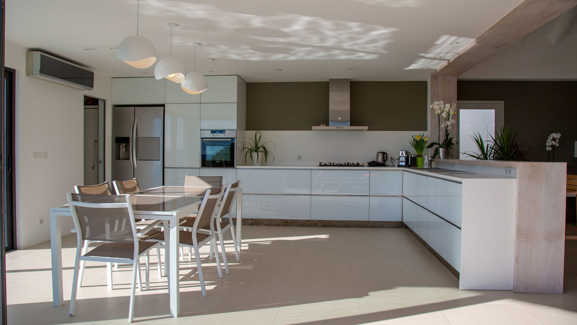 KITCHEN & DINING AREA