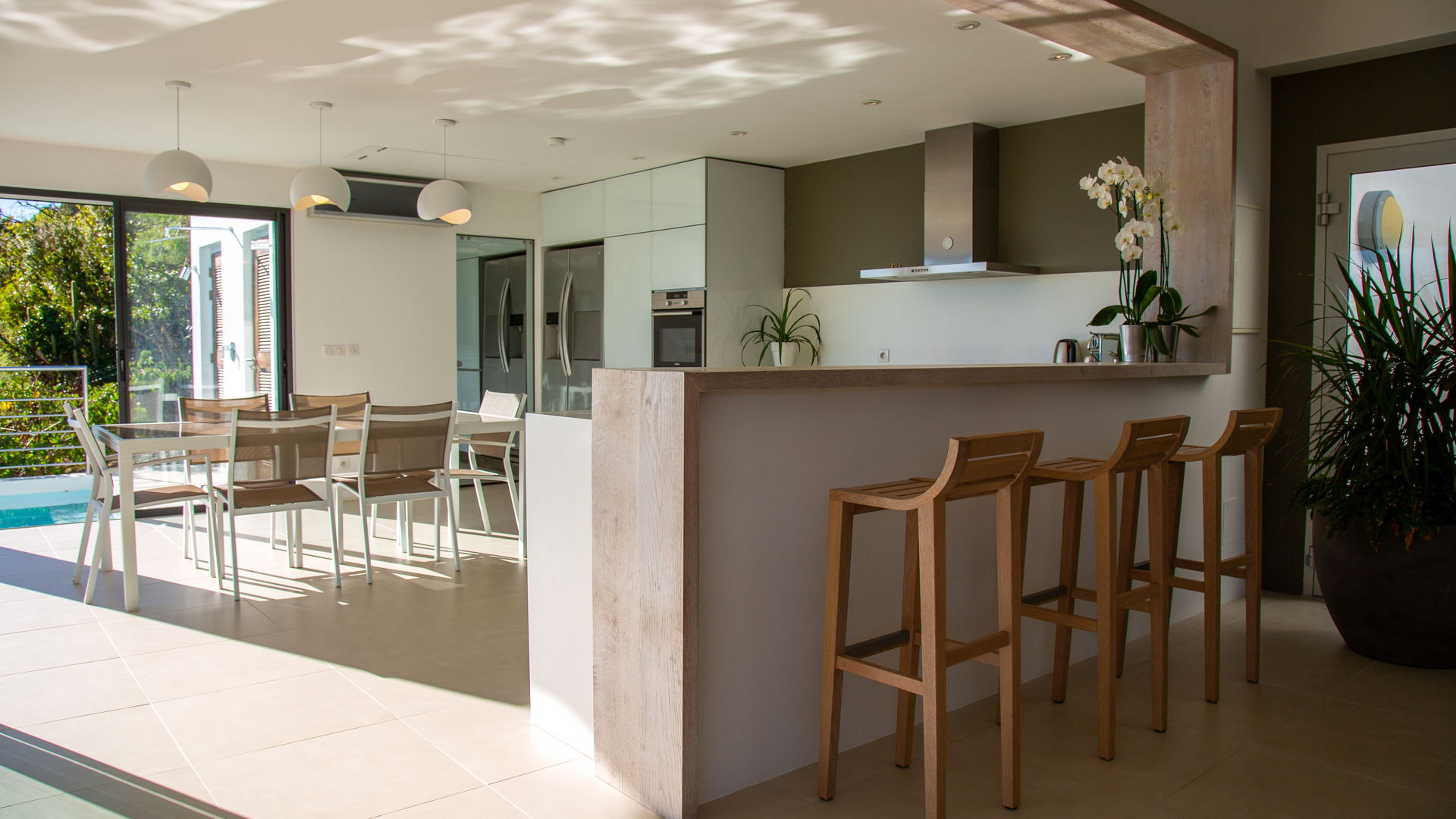 KITCHEN & DINING AREA
