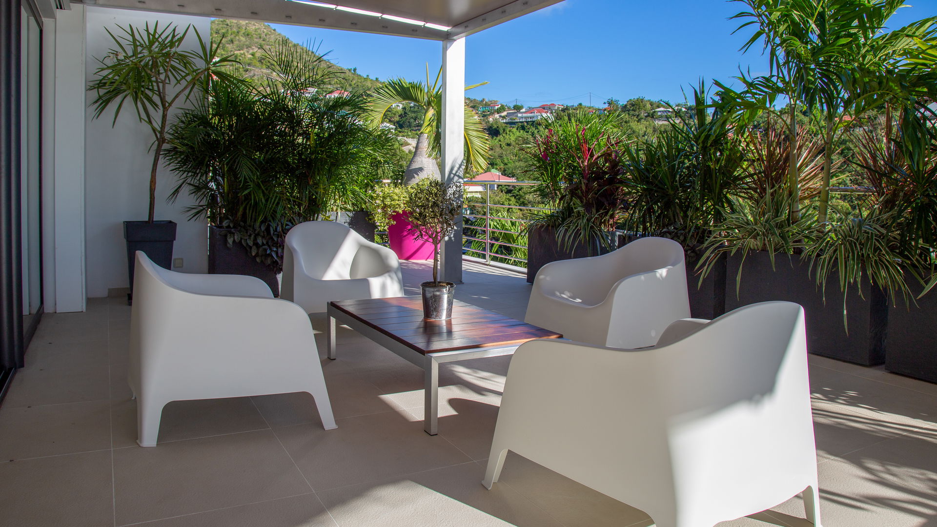 OUTDOOR LOUNGE