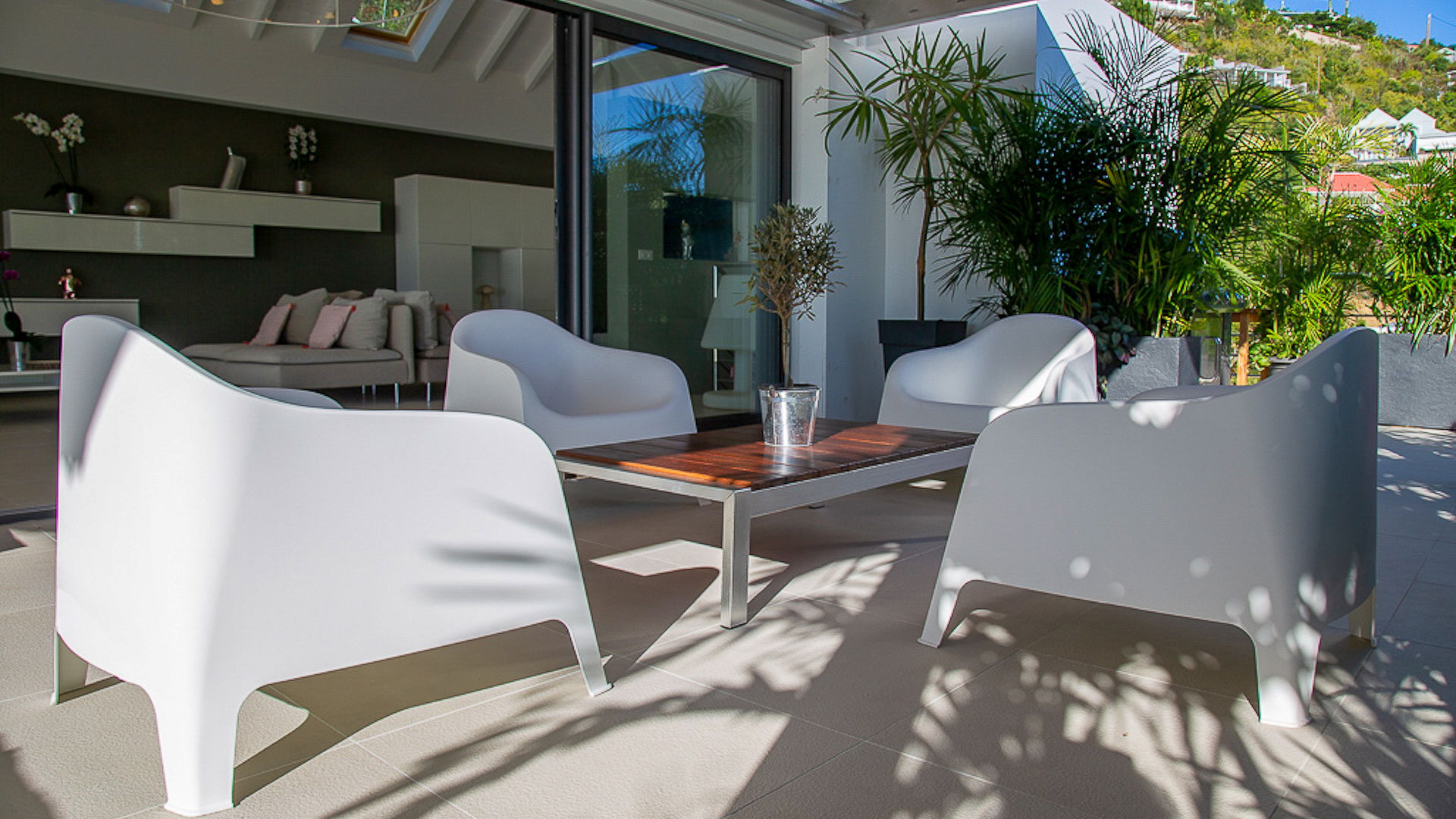OUTDOOR LOUNGE