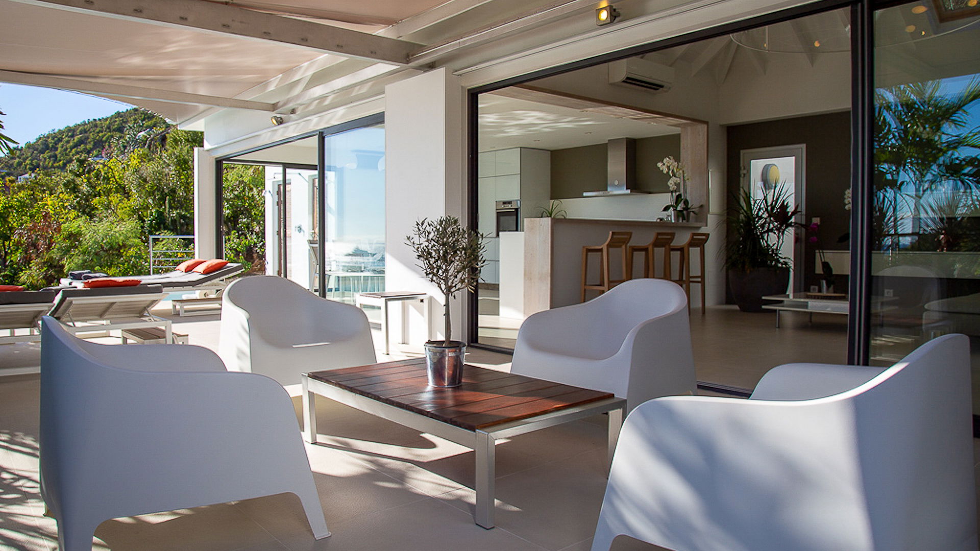 OUTDOOR LOUNGE