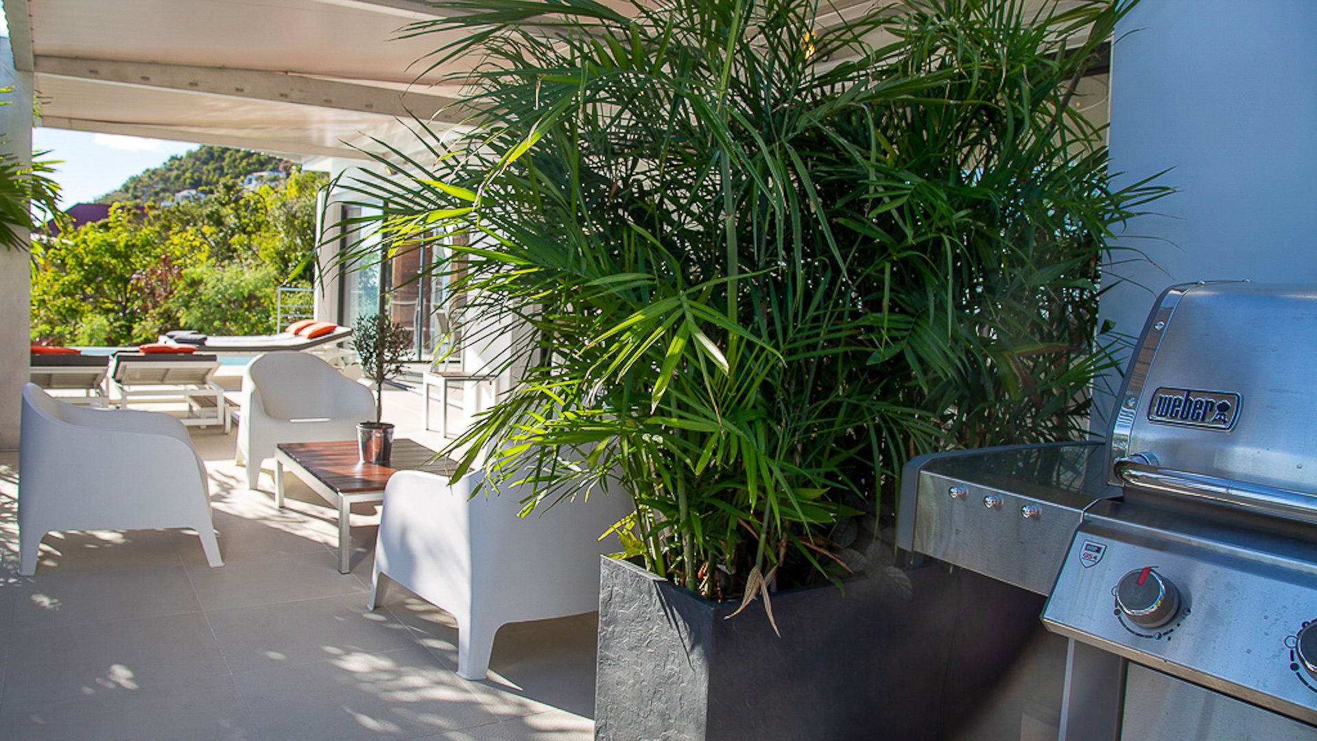 OUTDOOR LOUNGE
