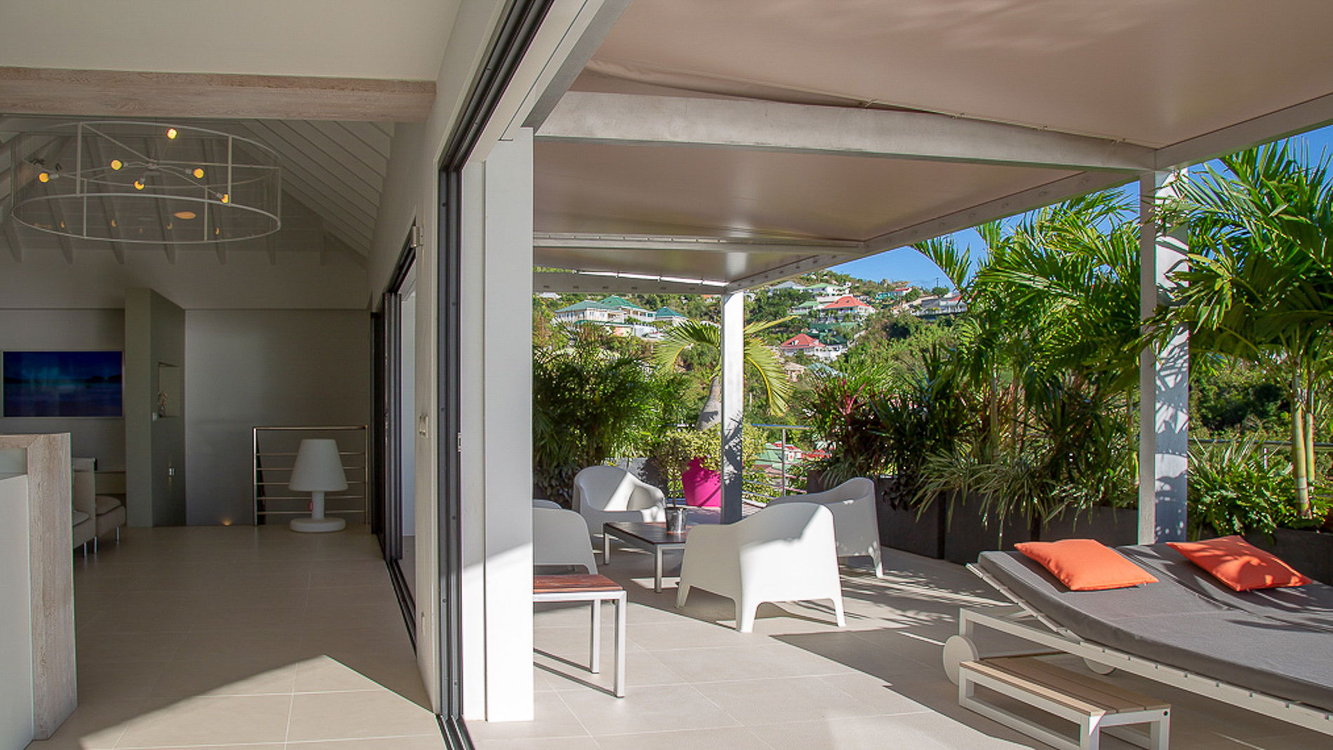 OUTDOOR LOUNGE