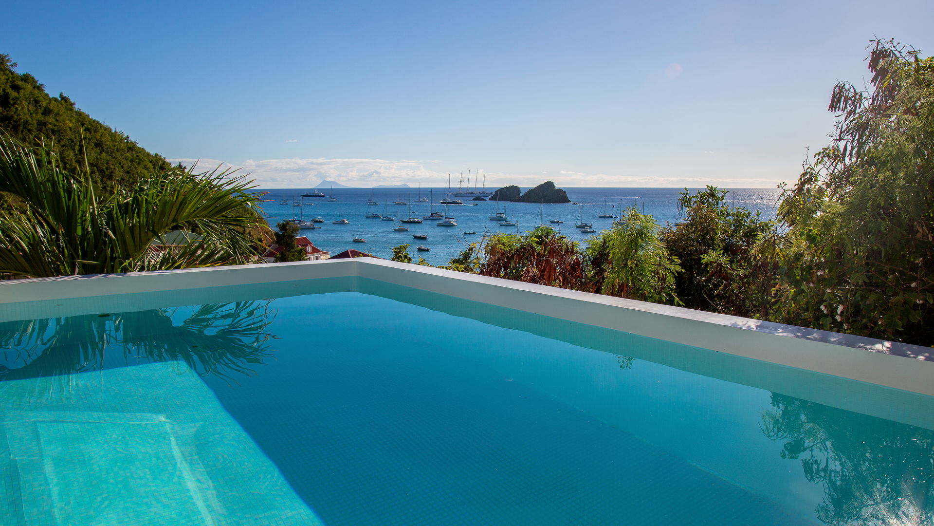 POOL & TERRACE