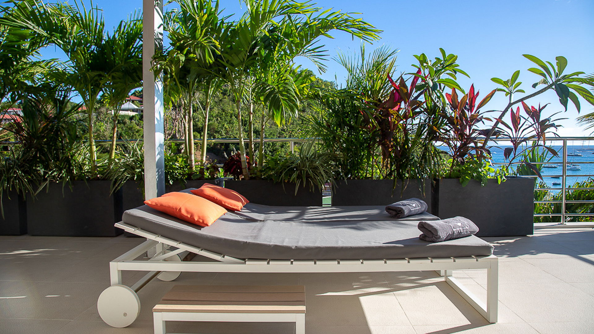 POOL & TERRACE