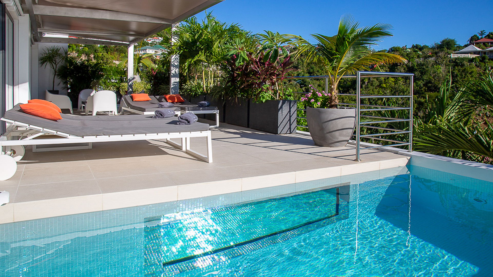 POOL & TERRACE