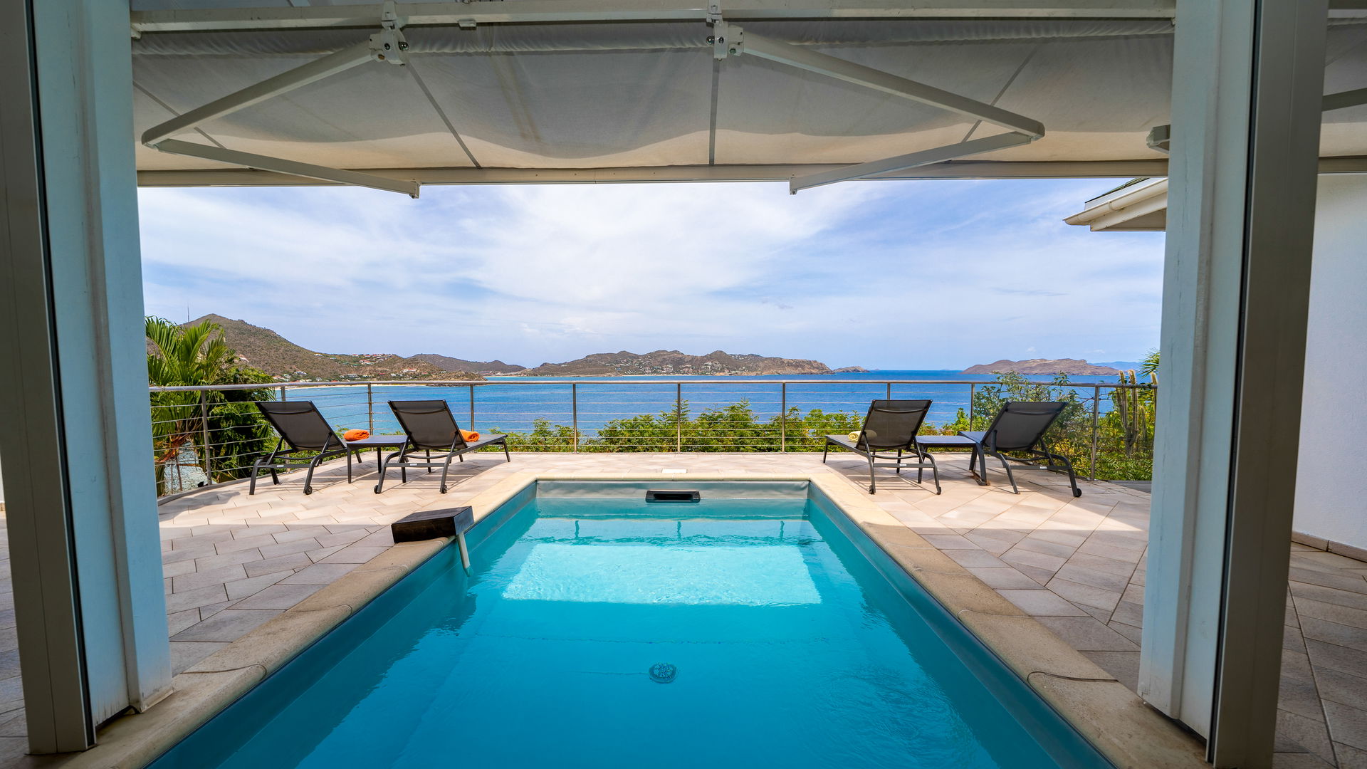 POOL & TERRACE