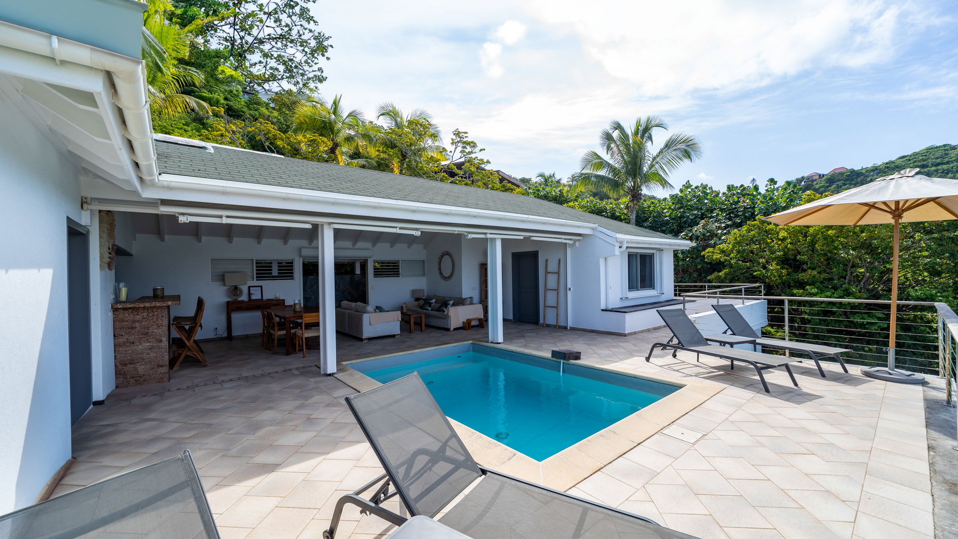 POOL & TERRACE