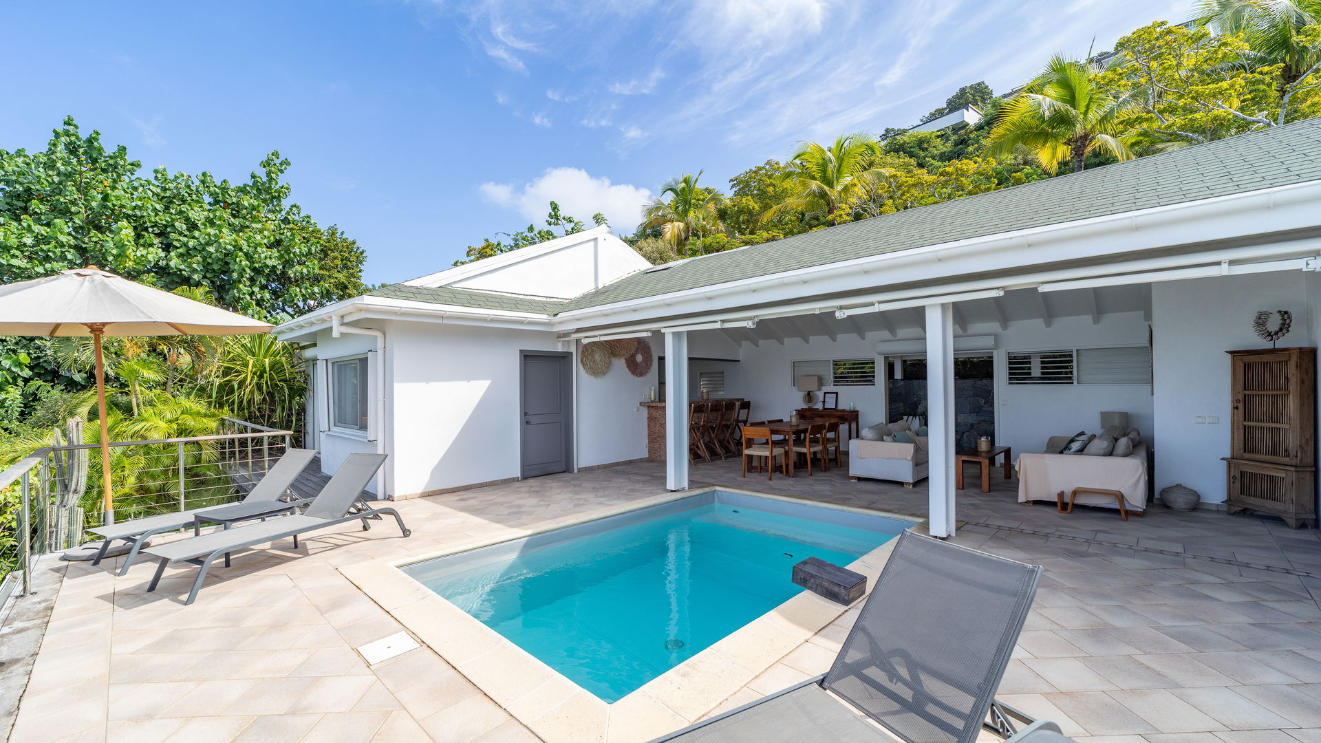 POOL & TERRACE