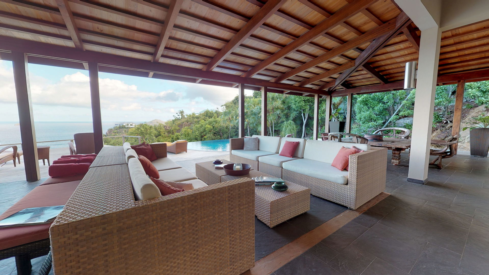 OUTDOOR LOUNGE AREA