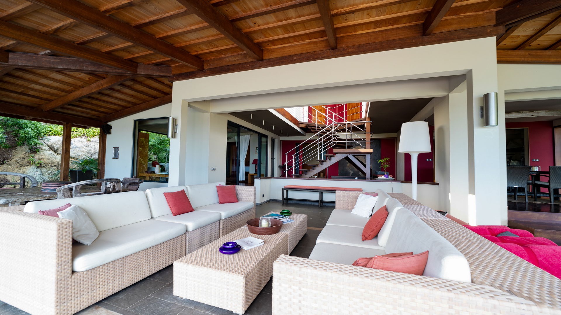 OUTDOOR LOUNGE AREA