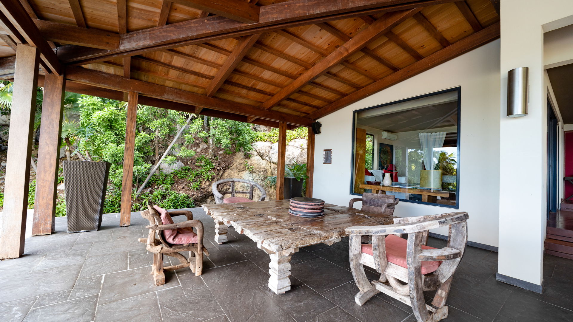 OUTDOOR LOUNGE AREA