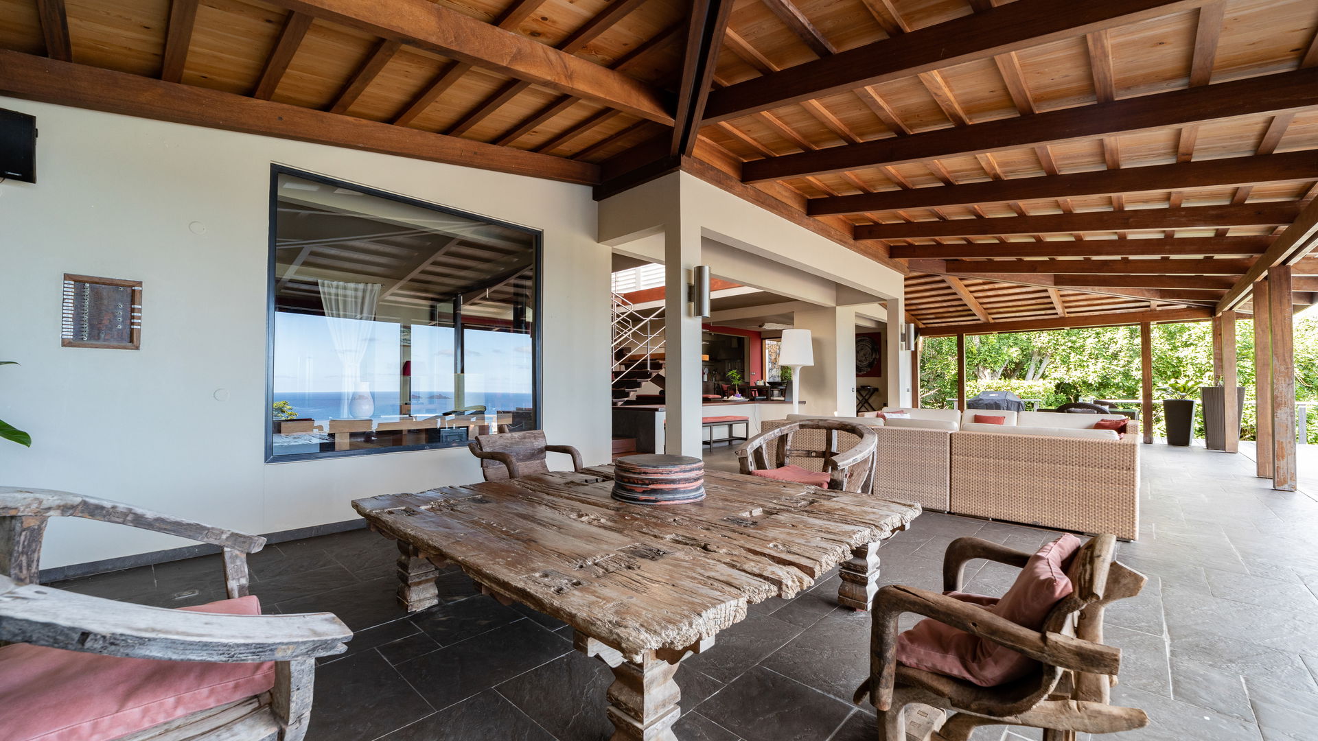 OUTDOOR LOUNGE AREA