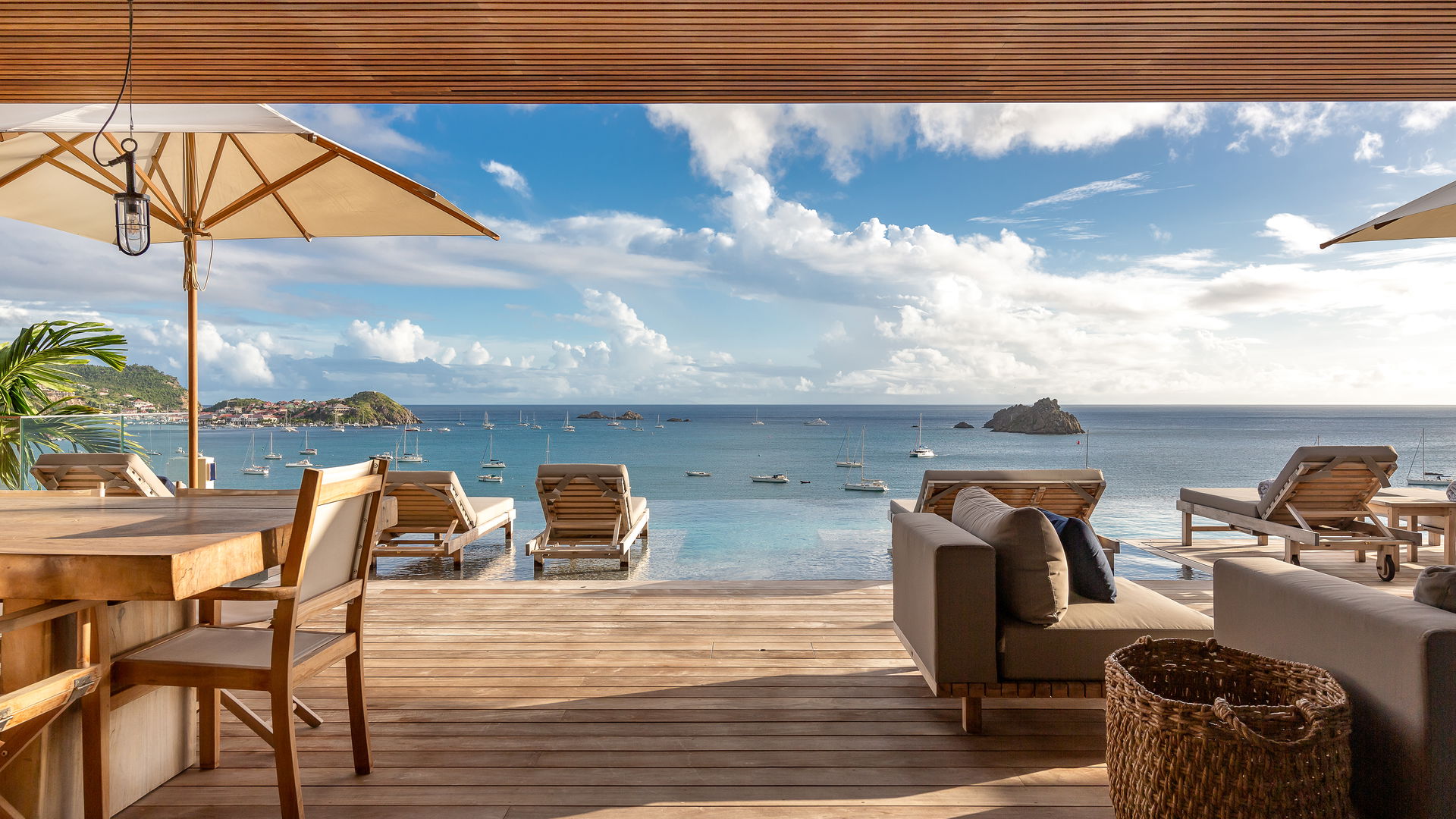 OUTDOOR LOUNGE AREA