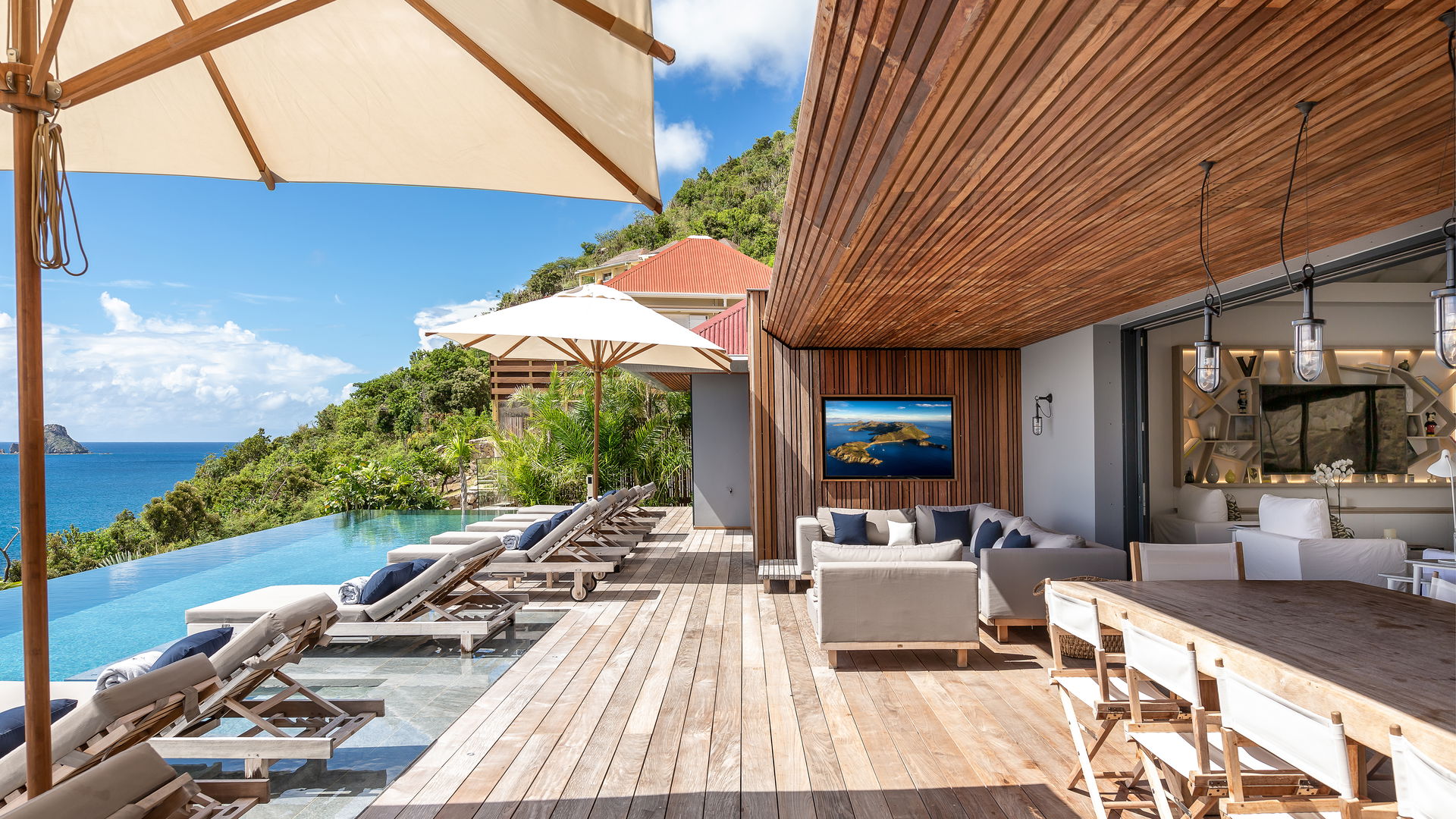OUTDOOR LOUNGE AREA
