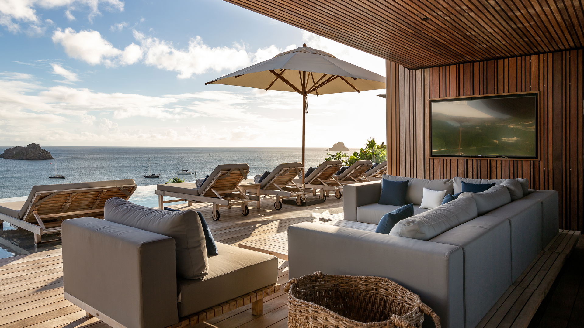 OUTDOOR LOUNGE AREA