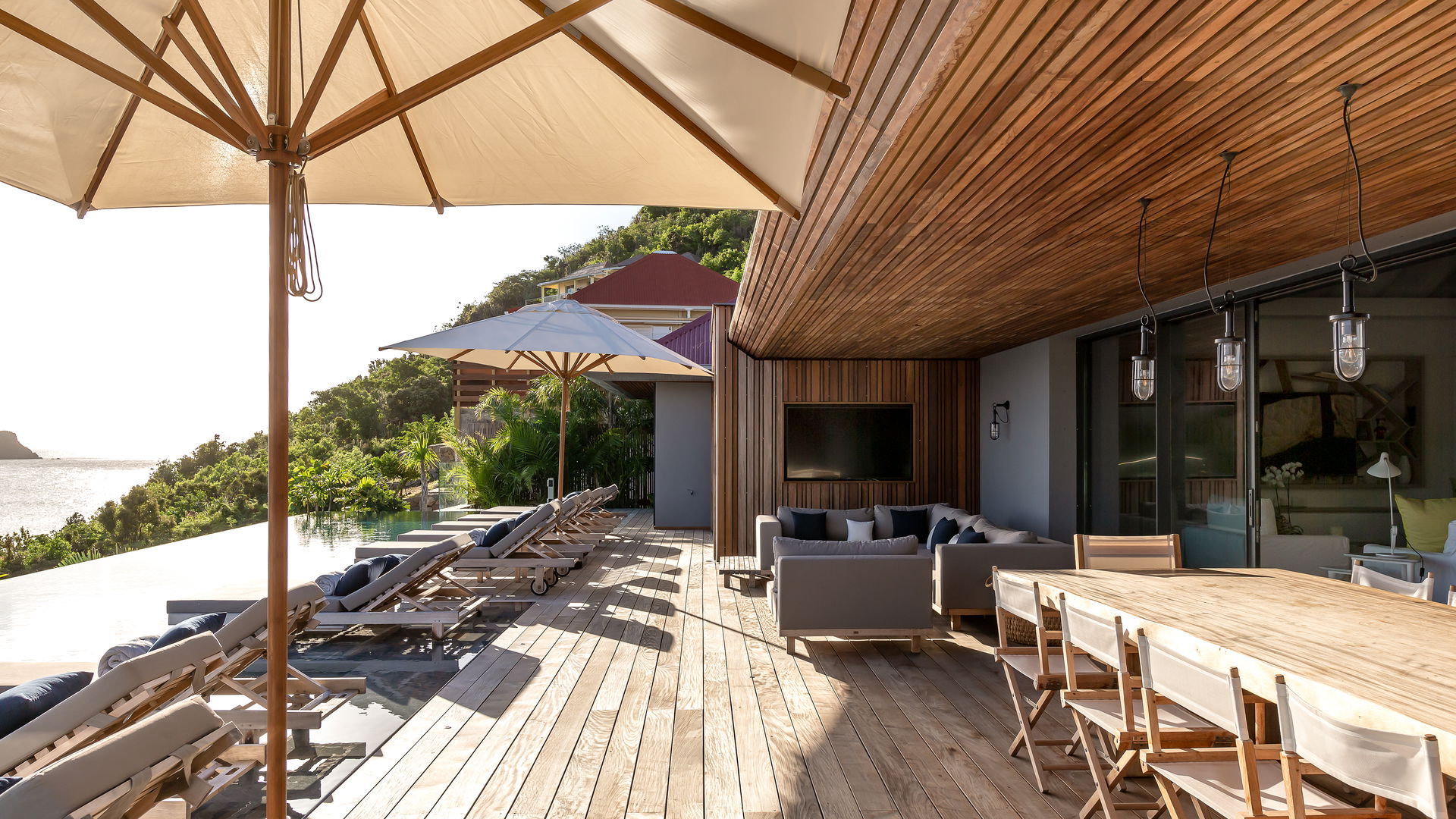 OUTDOOR LOUNGE AREA
