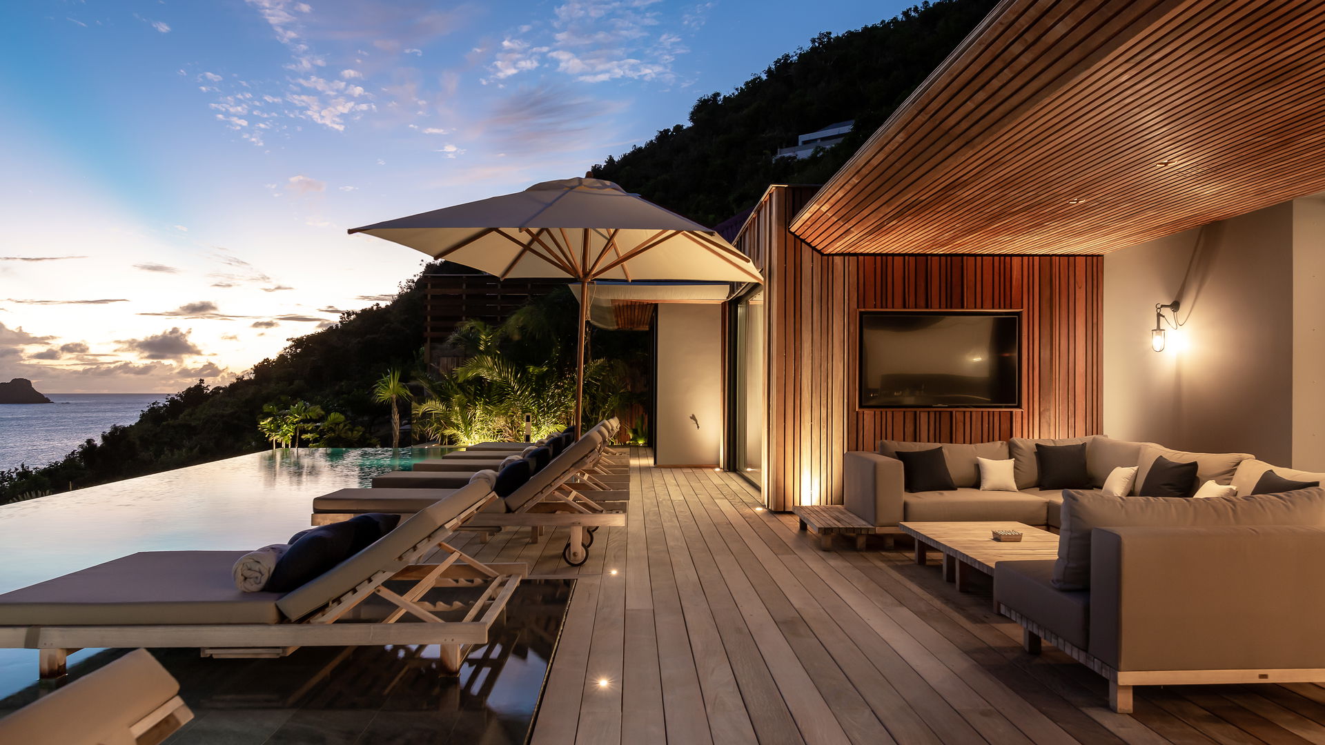 OUTDOOR LOUNGE AREA