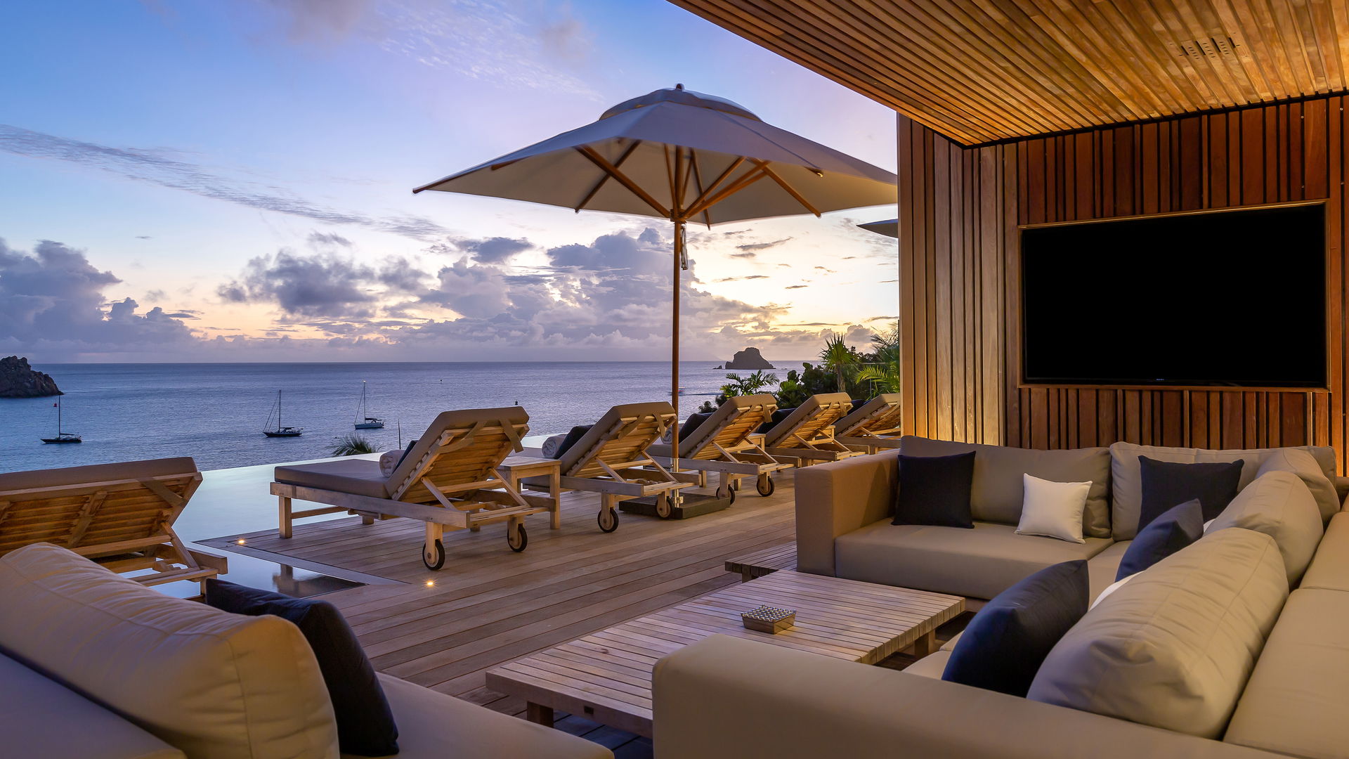 OUTDOOR LOUNGE AREA