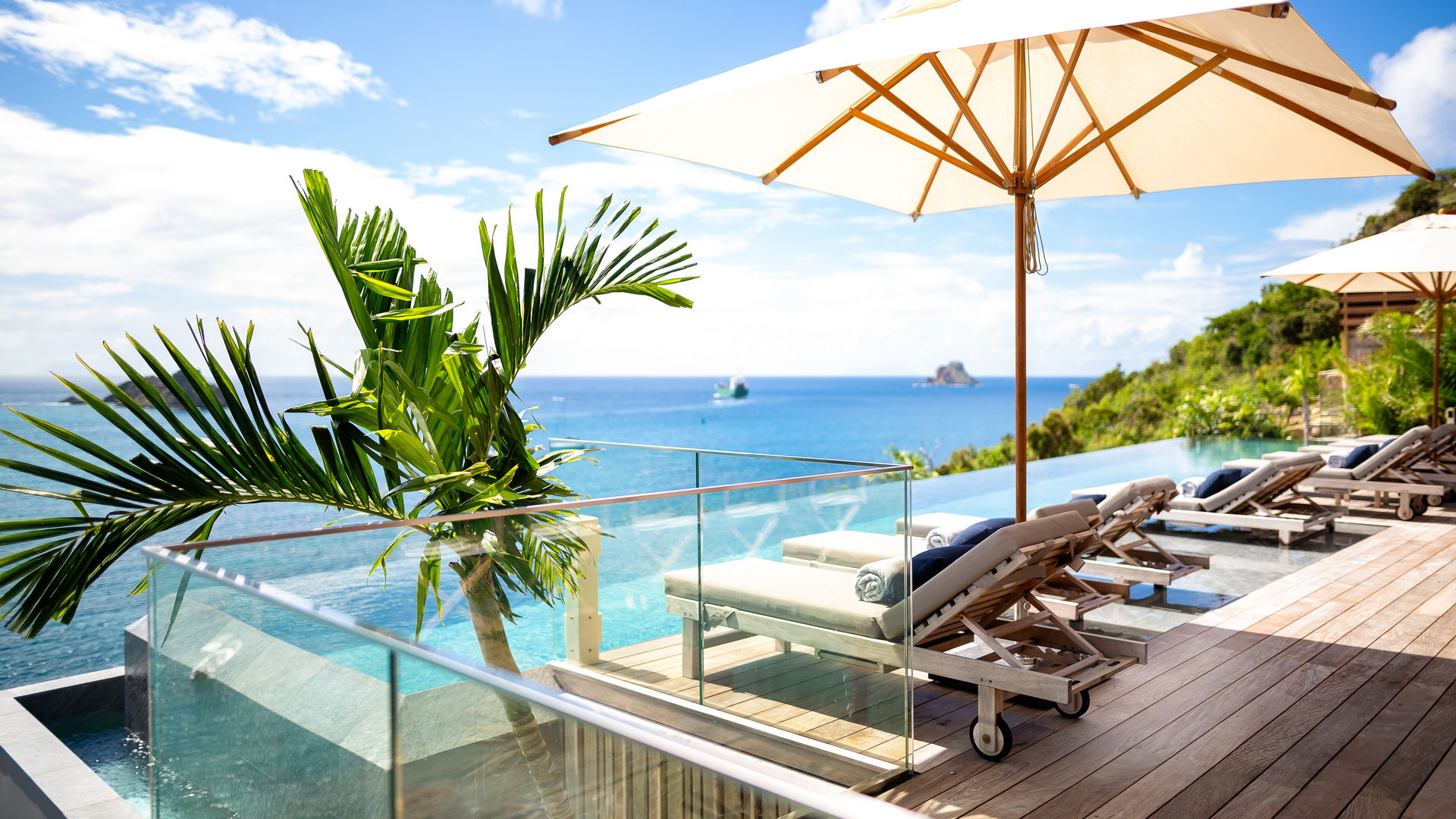 POOL & TERRACE
