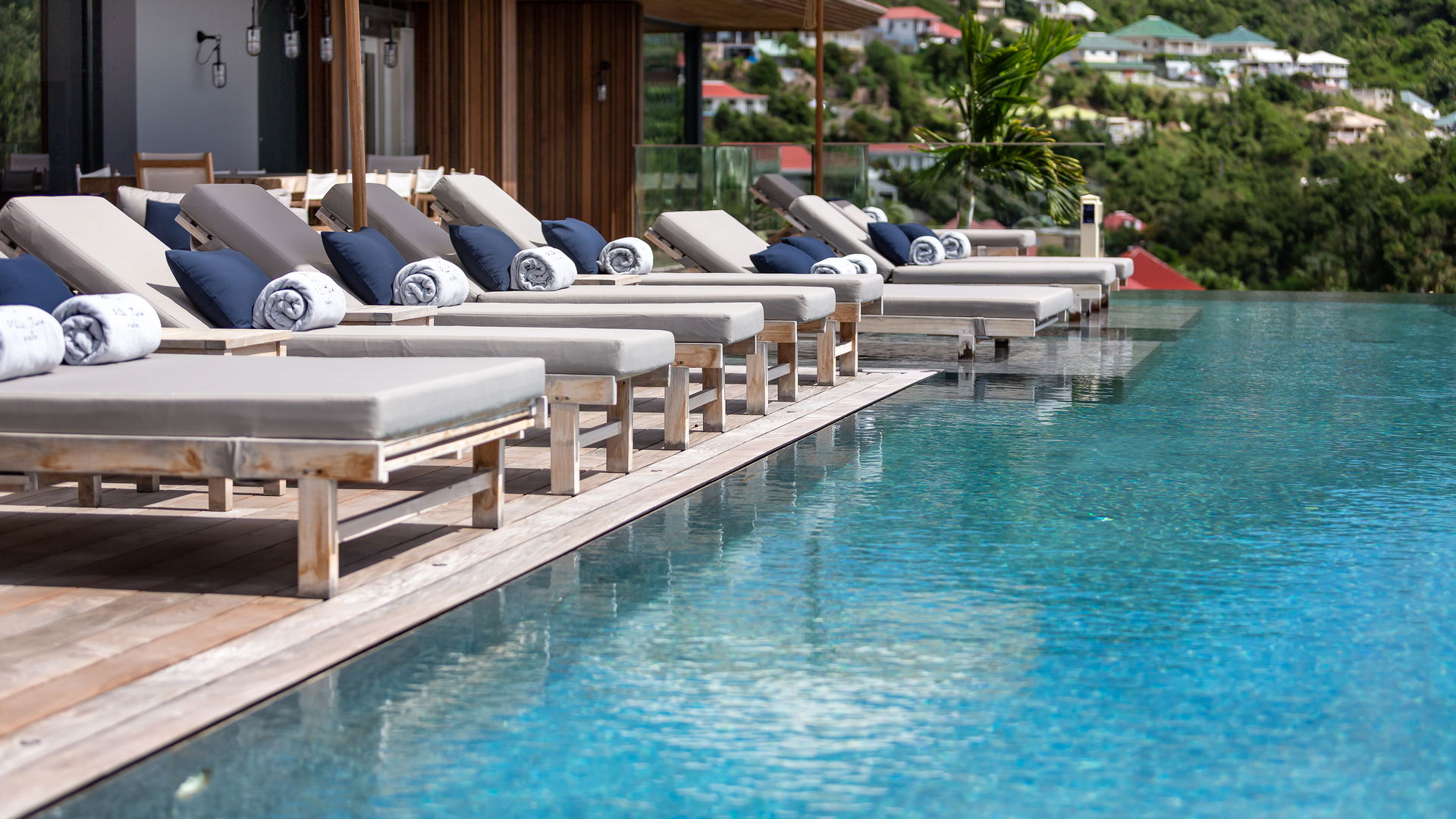 POOL & TERRACE