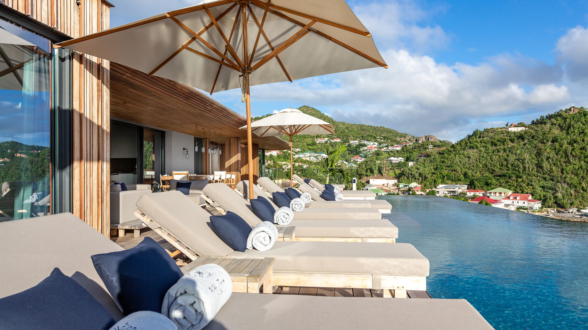 POOL & TERRACE