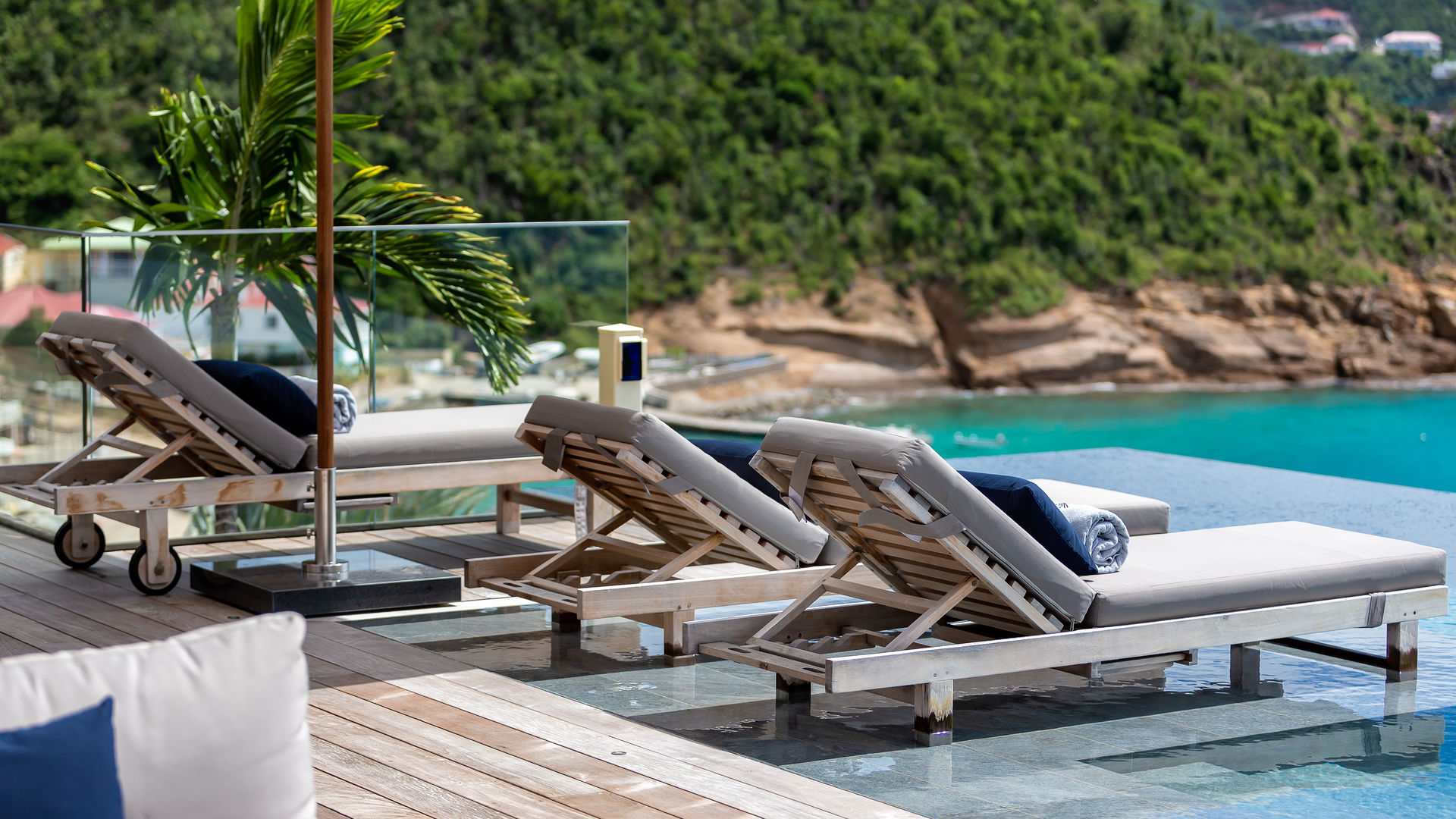 POOL & TERRACE