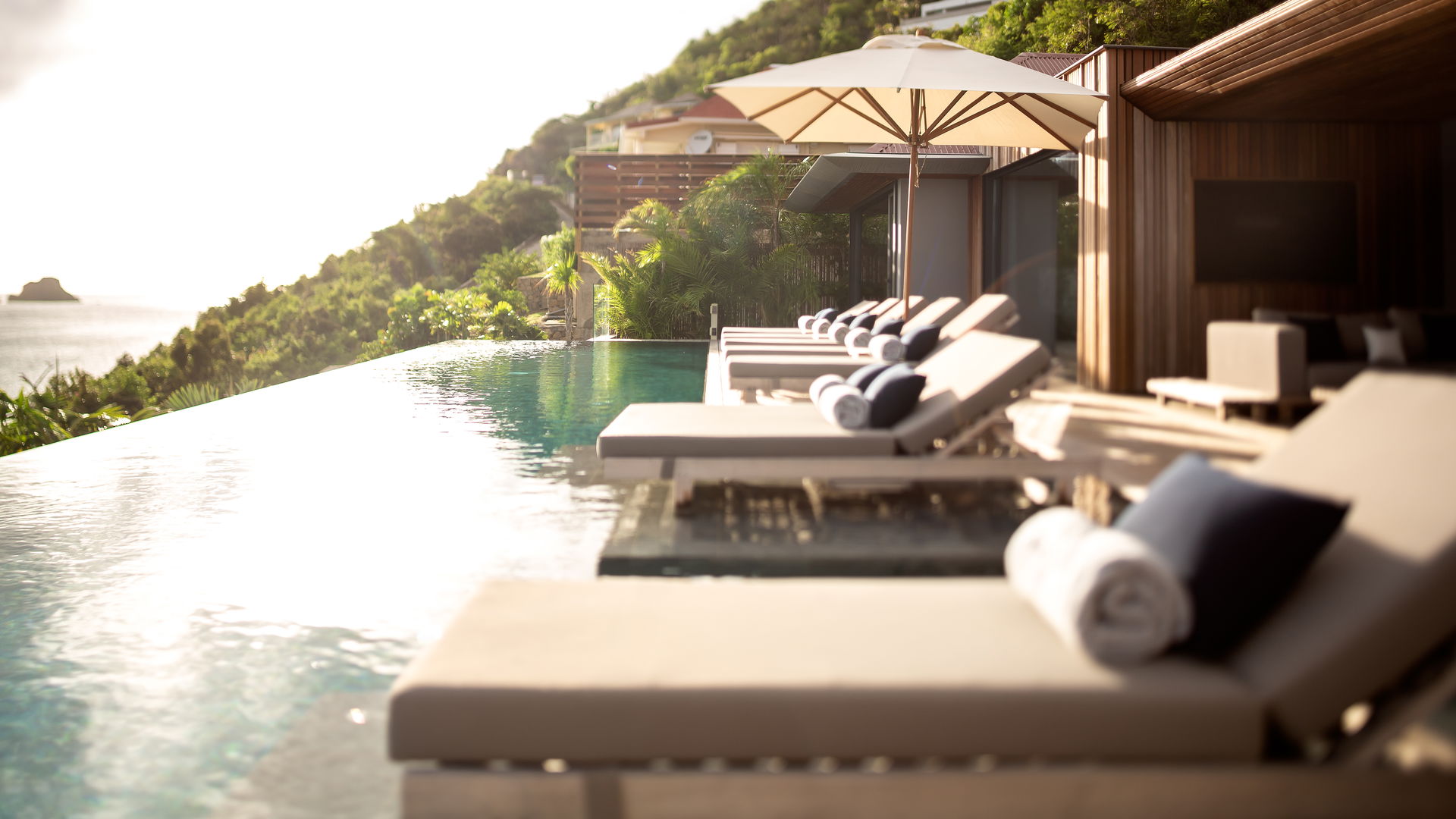 POOL & TERRACE