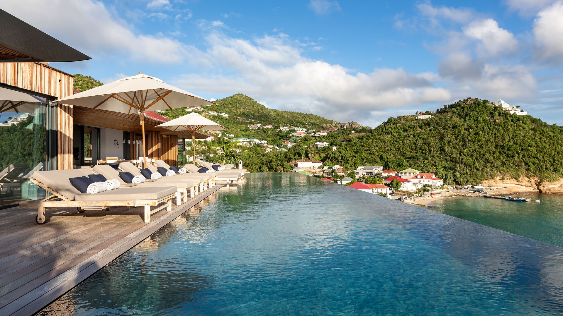 POOL & TERRACE