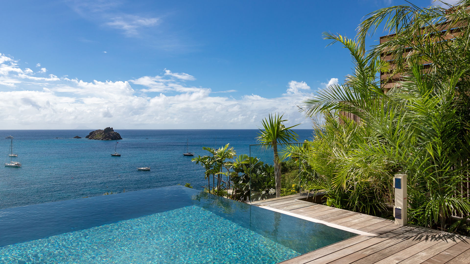 POOL & TERRACE