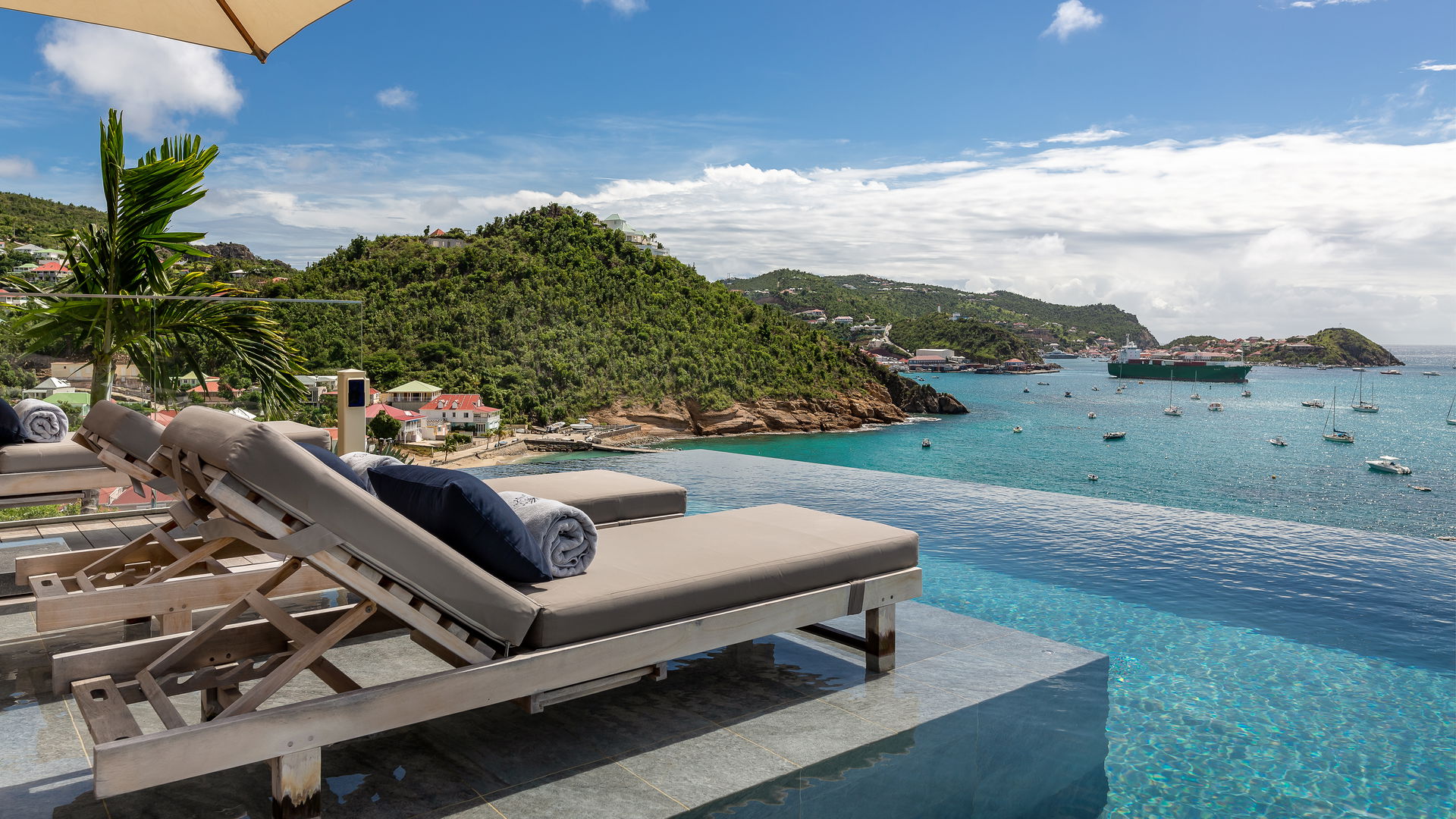 POOL & TERRACE