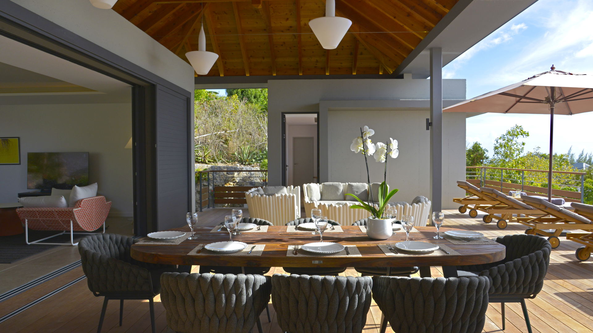 KITCHEN & DINING AREA