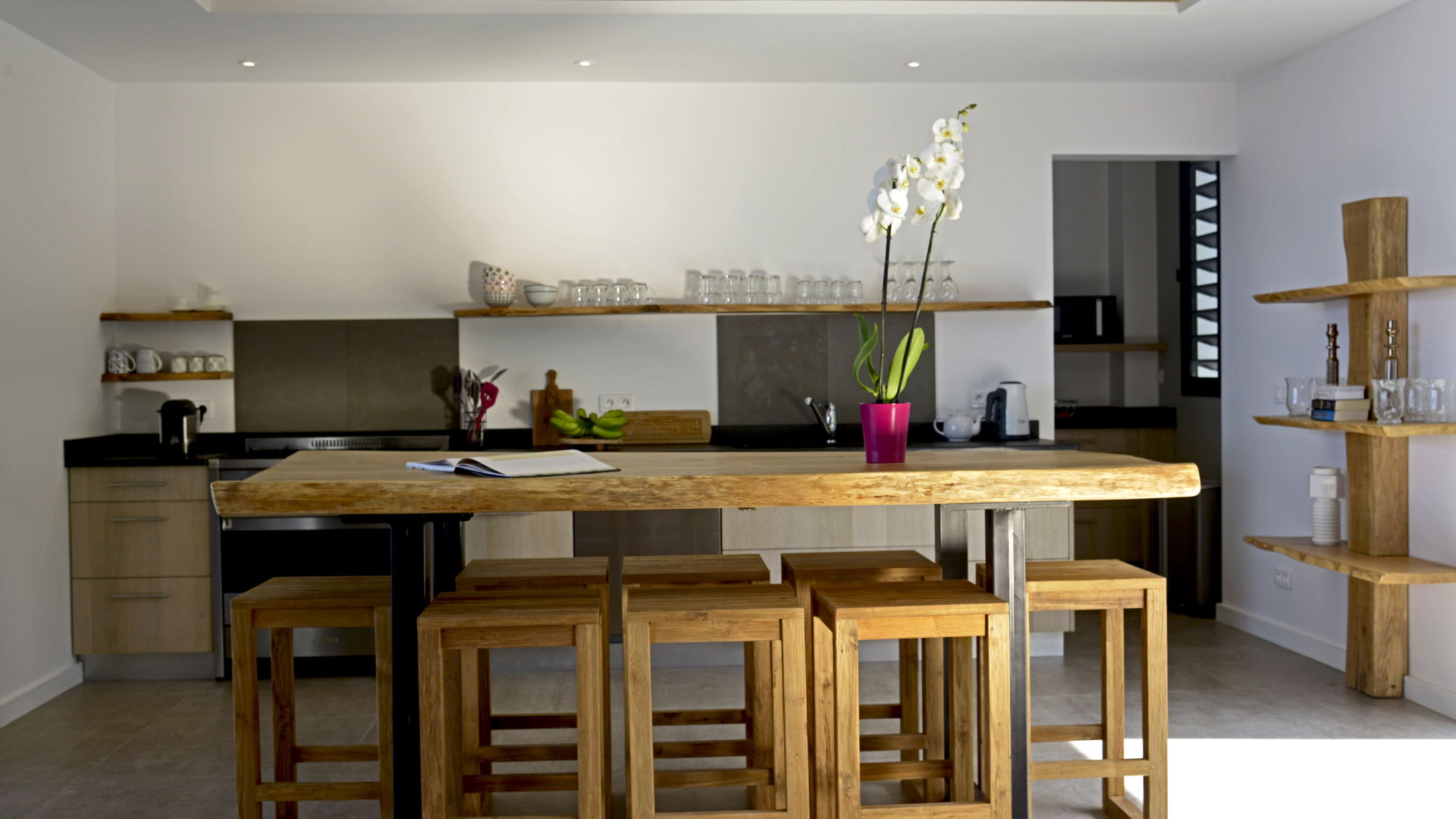 KITCHEN & DINING AREA