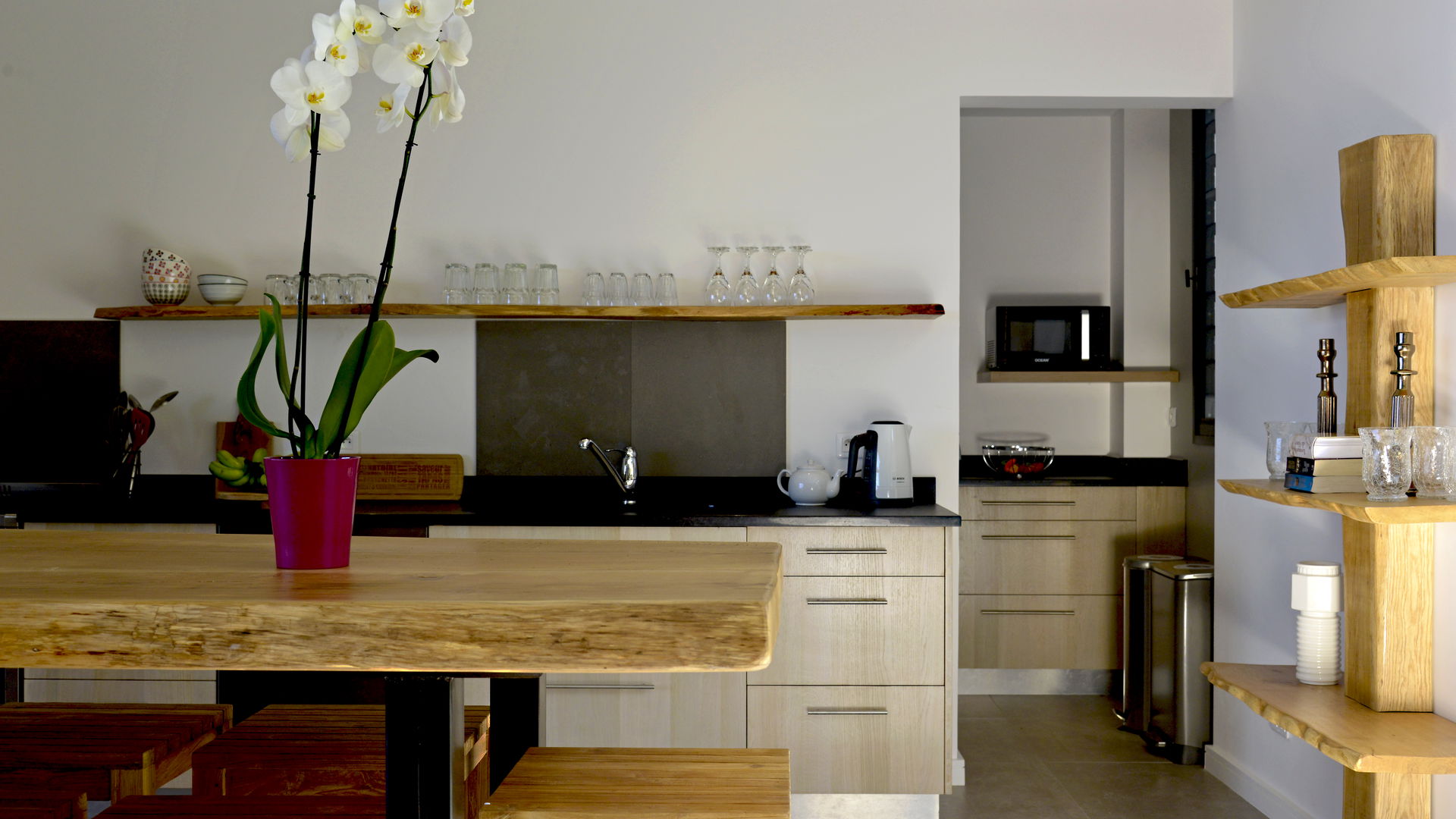 KITCHEN & DINING AREA